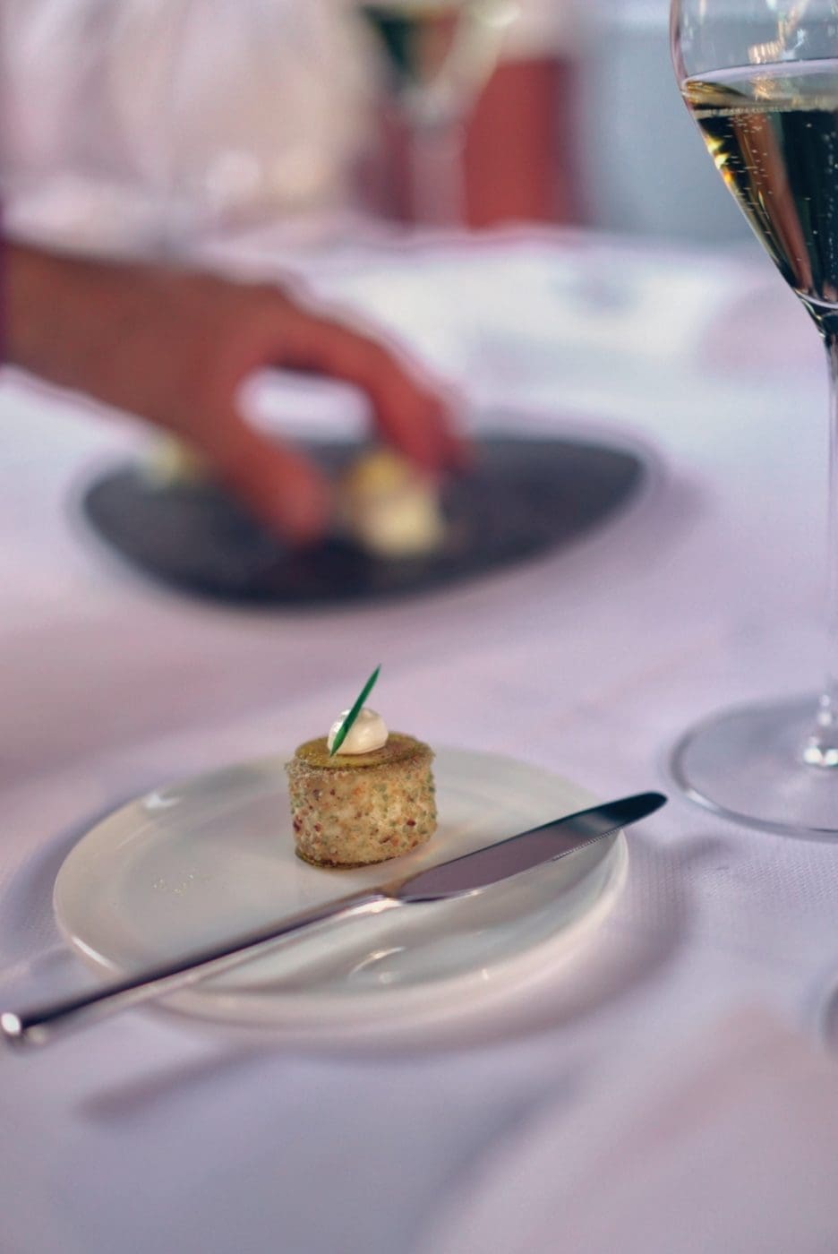 Foodguide Tilburg & Breda - Das Foodie-Paradies nebenan 49 LRG DJU0046 | Wenn ihr wie wir im Westen der Republik wohnt, dann werdet ihr das kennen. Der schnellste Weg ans Meer ist der, zur niederländischen Küste! Genau da waren wir auch schon oft mit Freunden, aber das Landesinnere haben wir auch meist weniger beachtet. Dabei gibt es eine super spannende Region und das mal gerade 2 Stunden mit dem Auto entfernt - Brabant. Diese Region in den Niederlanden gilt als das Foodie-Paradies schlechthin und wir haben uns mehr als gefreut, genau diese Aussage einmal auf die Probe zu stellen. Also gibt es heute den ultimativen Foodguide für euch!