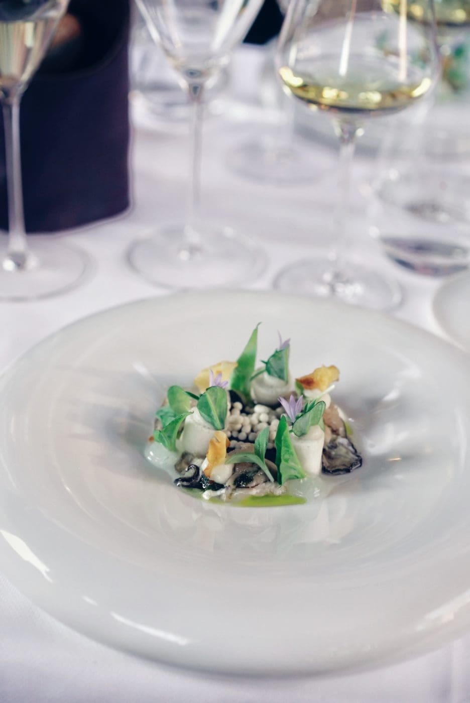 Foodguide Tilburg & Breda - Das Foodie-Paradies nebenan 50 LRG DJU0065 | Wenn ihr wie wir im Westen der Republik wohnt, dann werdet ihr das kennen. Der schnellste Weg ans Meer ist der, zur niederländischen Küste! Genau da waren wir auch schon oft mit Freunden, aber das Landesinnere haben wir auch meist weniger beachtet. Dabei gibt es eine super spannende Region und das mal gerade 2 Stunden mit dem Auto entfernt - Brabant. Diese Region in den Niederlanden gilt als das Foodie-Paradies schlechthin und wir haben uns mehr als gefreut, genau diese Aussage einmal auf die Probe zu stellen. Also gibt es heute den ultimativen Foodguide für euch!