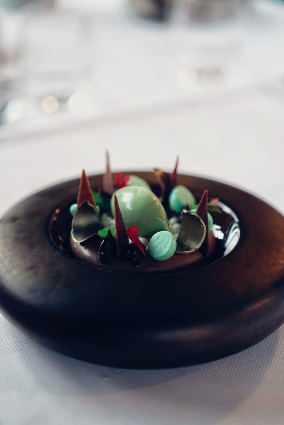 Foodguide Tilburg & Breda - Das Foodie-Paradies nebenan 52 LRG DJU0094 | Wenn ihr wie wir im Westen der Republik wohnt, dann werdet ihr das kennen. Der schnellste Weg ans Meer ist der, zur niederländischen Küste! Genau da waren wir auch schon oft mit Freunden, aber das Landesinnere haben wir auch meist weniger beachtet. Dabei gibt es eine super spannende Region und das mal gerade 2 Stunden mit dem Auto entfernt - Brabant. Diese Region in den Niederlanden gilt als das Foodie-Paradies schlechthin und wir haben uns mehr als gefreut, genau diese Aussage einmal auf die Probe zu stellen. Also gibt es heute den ultimativen Foodguide für euch!