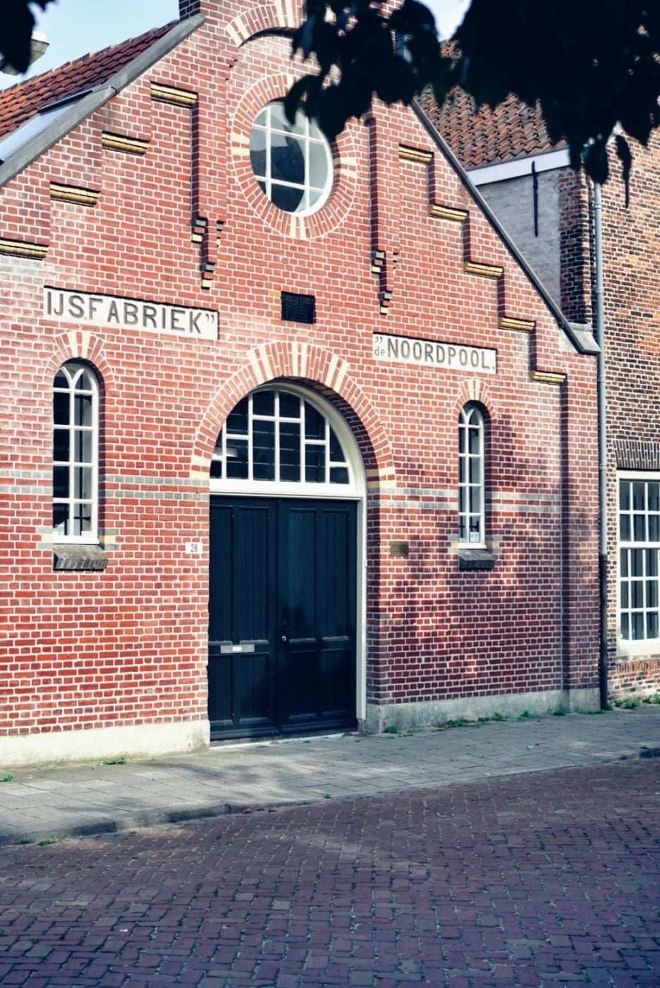 Foodguide Tilburg & Breda - Das Foodie-Paradies nebenan 57 LRG DJU0111 | Wenn ihr wie wir im Westen der Republik wohnt, dann werdet ihr das kennen. Der schnellste Weg ans Meer ist der, zur niederländischen Küste! Genau da waren wir auch schon oft mit Freunden, aber das Landesinnere haben wir auch meist weniger beachtet. Dabei gibt es eine super spannende Region und das mal gerade 2 Stunden mit dem Auto entfernt - Brabant. Diese Region in den Niederlanden gilt als das Foodie-Paradies schlechthin und wir haben uns mehr als gefreut, genau diese Aussage einmal auf die Probe zu stellen. Also gibt es heute den ultimativen Foodguide für euch!