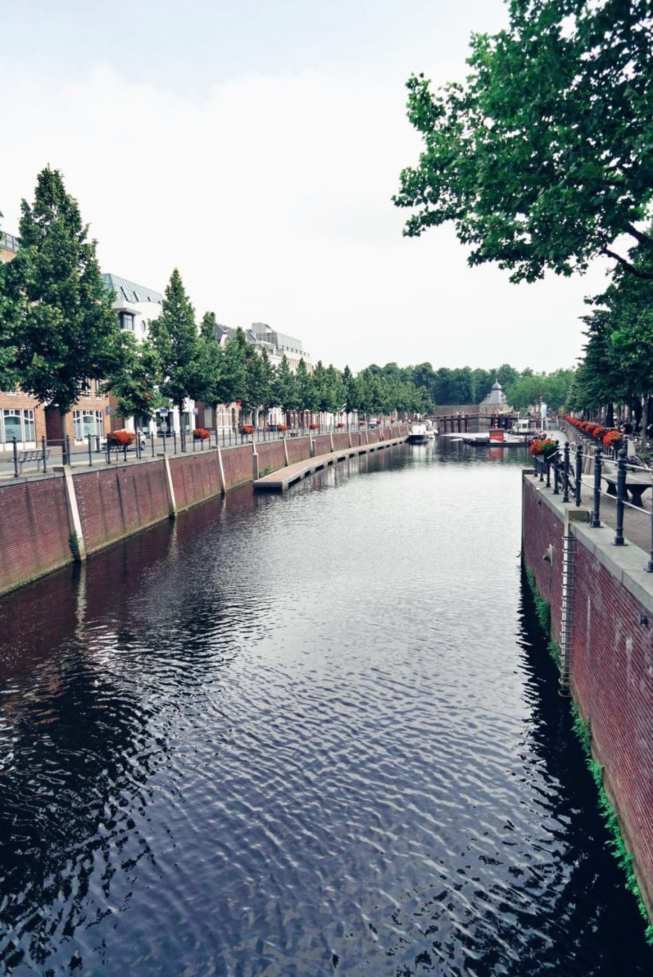 Foodguide Tilburg & Breda - Das Foodie-Paradies nebenan 58 LRG DJU0166 | Wenn ihr wie wir im Westen der Republik wohnt, dann werdet ihr das kennen. Der schnellste Weg ans Meer ist der, zur niederländischen Küste! Genau da waren wir auch schon oft mit Freunden, aber das Landesinnere haben wir auch meist weniger beachtet. Dabei gibt es eine super spannende Region und das mal gerade 2 Stunden mit dem Auto entfernt - Brabant. Diese Region in den Niederlanden gilt als das Foodie-Paradies schlechthin und wir haben uns mehr als gefreut, genau diese Aussage einmal auf die Probe zu stellen. Also gibt es heute den ultimativen Foodguide für euch!