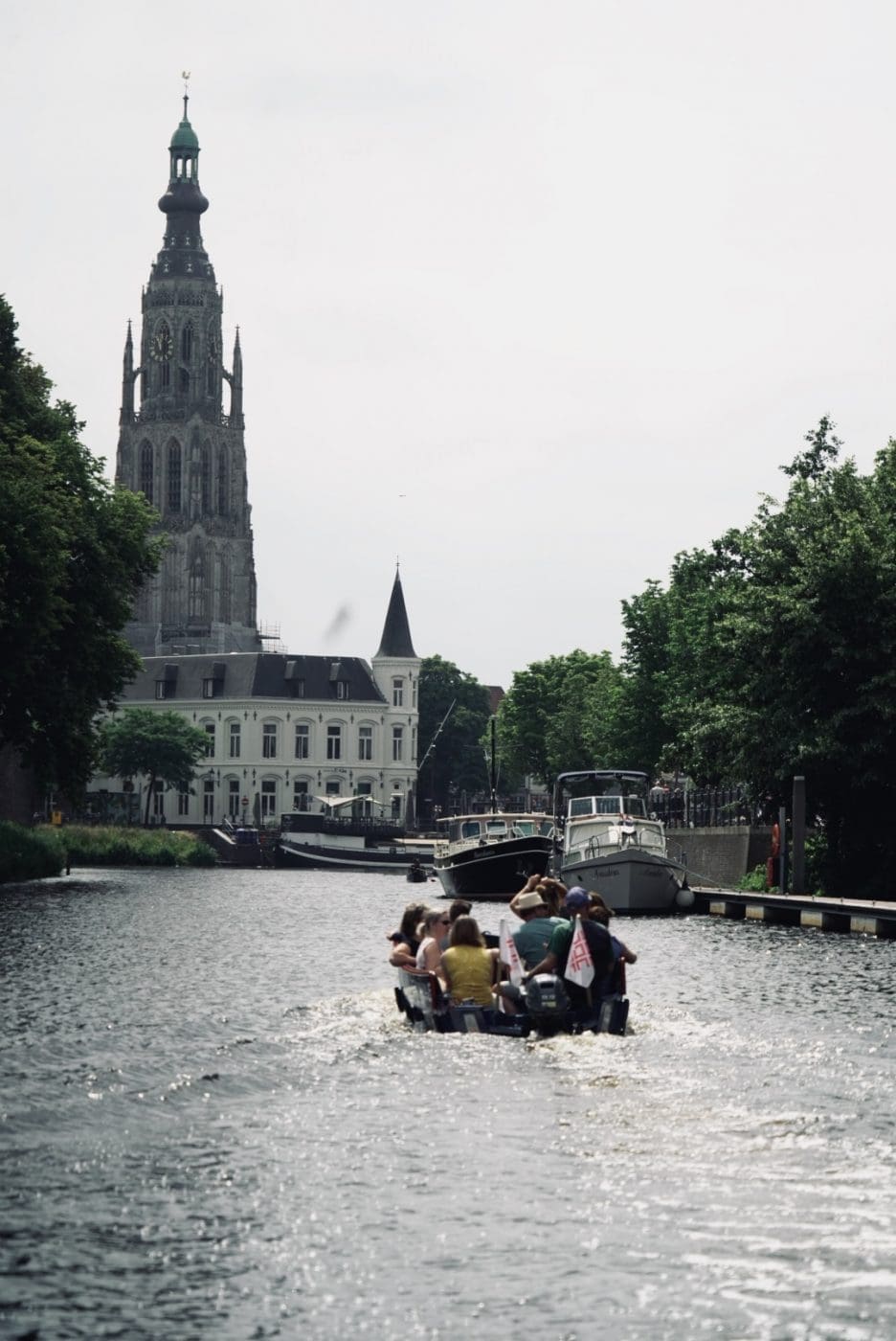Foodguide Tilburg & Breda - Das Foodie-Paradies nebenan 60 LRG DJU0309 | Wenn ihr wie wir im Westen der Republik wohnt, dann werdet ihr das kennen. Der schnellste Weg ans Meer ist der, zur niederländischen Küste! Genau da waren wir auch schon oft mit Freunden, aber das Landesinnere haben wir auch meist weniger beachtet. Dabei gibt es eine super spannende Region und das mal gerade 2 Stunden mit dem Auto entfernt - Brabant. Diese Region in den Niederlanden gilt als das Foodie-Paradies schlechthin und wir haben uns mehr als gefreut, genau diese Aussage einmal auf die Probe zu stellen. Also gibt es heute den ultimativen Foodguide für euch!