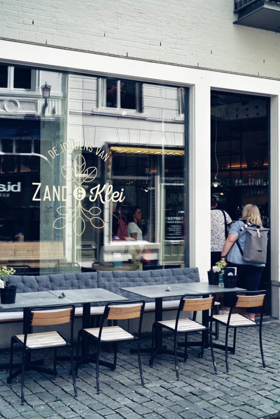 Foodguide Tilburg & Breda - Das Foodie-Paradies nebenan 62 LRG DJU0328 | Wenn ihr wie wir im Westen der Republik wohnt, dann werdet ihr das kennen. Der schnellste Weg ans Meer ist der, zur niederländischen Küste! Genau da waren wir auch schon oft mit Freunden, aber das Landesinnere haben wir auch meist weniger beachtet. Dabei gibt es eine super spannende Region und das mal gerade 2 Stunden mit dem Auto entfernt - Brabant. Diese Region in den Niederlanden gilt als das Foodie-Paradies schlechthin und wir haben uns mehr als gefreut, genau diese Aussage einmal auf die Probe zu stellen. Also gibt es heute den ultimativen Foodguide für euch!