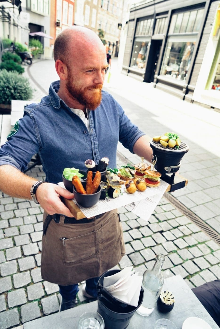 Foodguide Tilburg & Breda - Das Foodie-Paradies nebenan 63 LRG DJU0346 | Wenn ihr wie wir im Westen der Republik wohnt, dann werdet ihr das kennen. Der schnellste Weg ans Meer ist der, zur niederländischen Küste! Genau da waren wir auch schon oft mit Freunden, aber das Landesinnere haben wir auch meist weniger beachtet. Dabei gibt es eine super spannende Region und das mal gerade 2 Stunden mit dem Auto entfernt - Brabant. Diese Region in den Niederlanden gilt als das Foodie-Paradies schlechthin und wir haben uns mehr als gefreut, genau diese Aussage einmal auf die Probe zu stellen. Also gibt es heute den ultimativen Foodguide für euch!