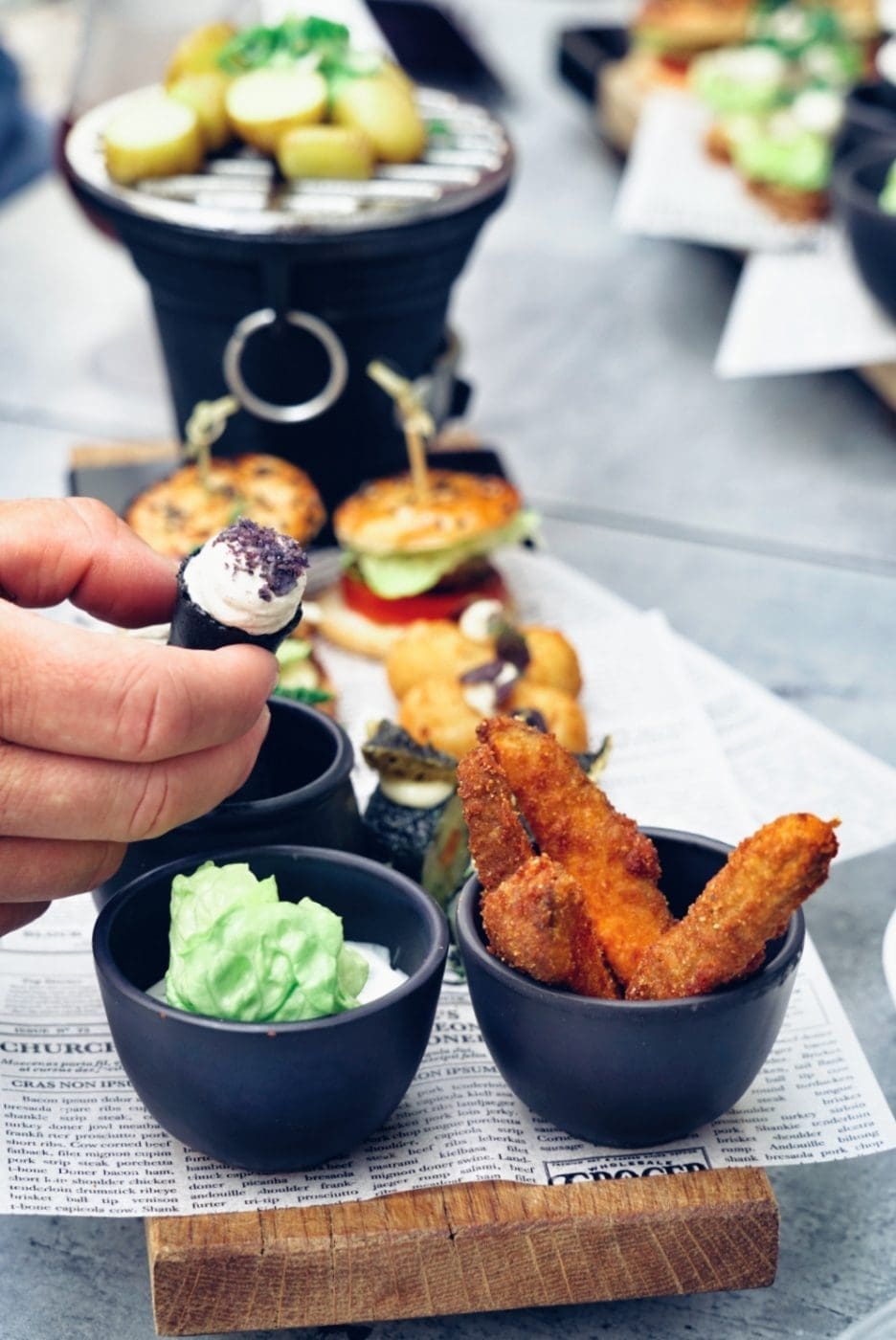 Foodguide Tilburg & Breda - Das Foodie-Paradies nebenan 64 LRG DJU0357 | Wenn ihr wie wir im Westen der Republik wohnt, dann werdet ihr das kennen. Der schnellste Weg ans Meer ist der, zur niederländischen Küste! Genau da waren wir auch schon oft mit Freunden, aber das Landesinnere haben wir auch meist weniger beachtet. Dabei gibt es eine super spannende Region und das mal gerade 2 Stunden mit dem Auto entfernt - Brabant. Diese Region in den Niederlanden gilt als das Foodie-Paradies schlechthin und wir haben uns mehr als gefreut, genau diese Aussage einmal auf die Probe zu stellen. Also gibt es heute den ultimativen Foodguide für euch!