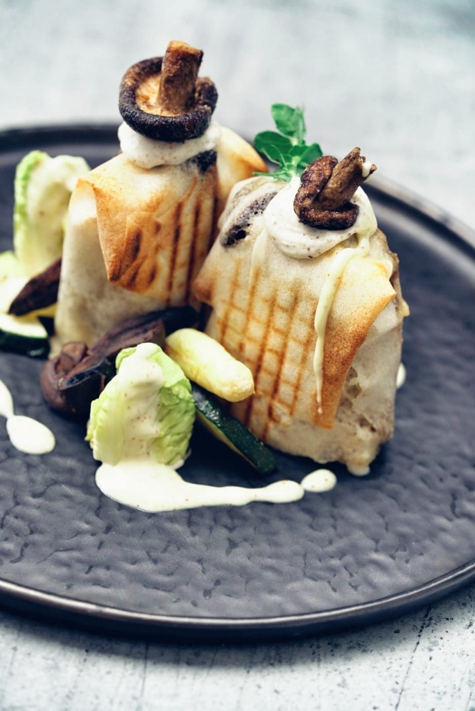 Foodguide Tilburg & Breda - Das Foodie-Paradies nebenan 66 LRG DJU0429 | Wenn ihr wie wir im Westen der Republik wohnt, dann werdet ihr das kennen. Der schnellste Weg ans Meer ist der, zur niederländischen Küste! Genau da waren wir auch schon oft mit Freunden, aber das Landesinnere haben wir auch meist weniger beachtet. Dabei gibt es eine super spannende Region und das mal gerade 2 Stunden mit dem Auto entfernt - Brabant. Diese Region in den Niederlanden gilt als das Foodie-Paradies schlechthin und wir haben uns mehr als gefreut, genau diese Aussage einmal auf die Probe zu stellen. Also gibt es heute den ultimativen Foodguide für euch!