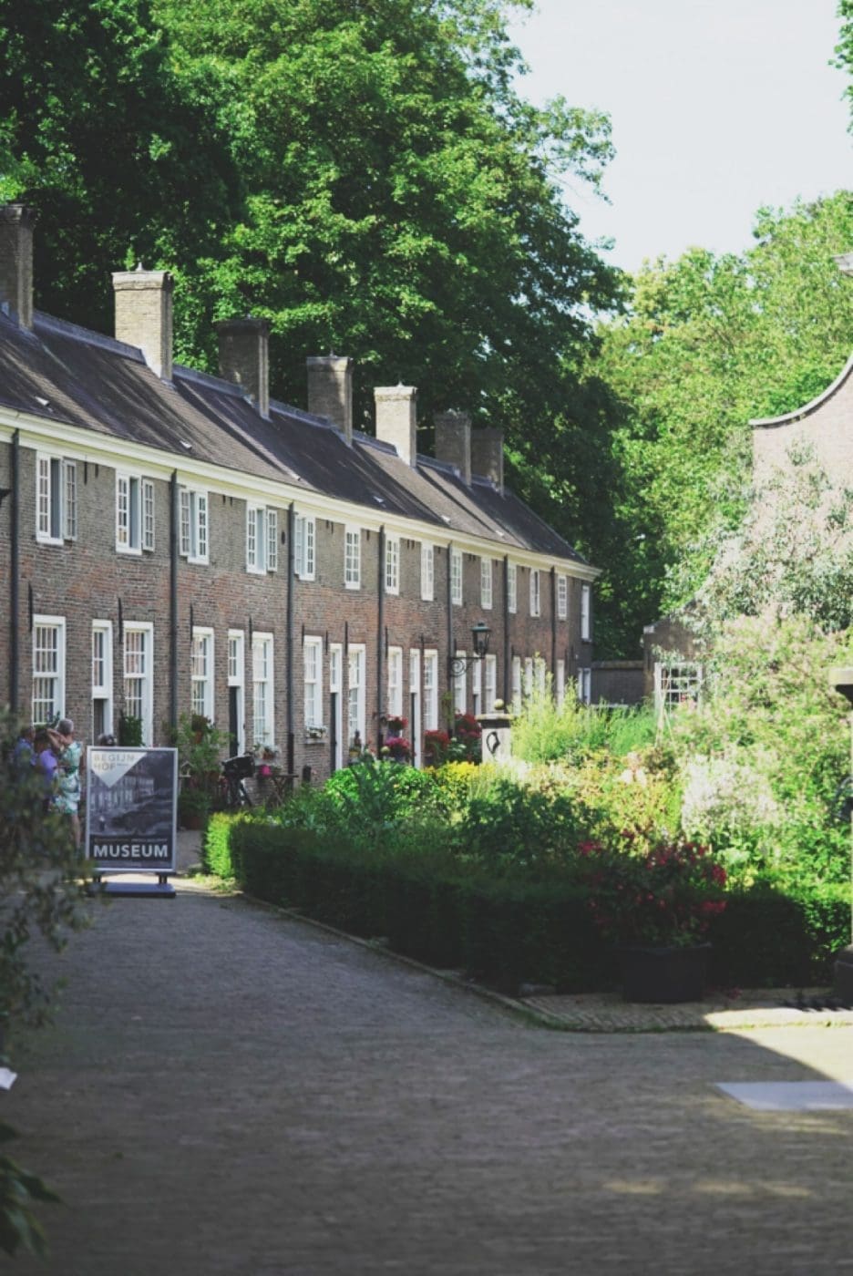 Foodguide Tilburg & Breda - Das Foodie-Paradies nebenan 81 LRG DJU0657 2 1 | Wenn ihr wie wir im Westen der Republik wohnt, dann werdet ihr das kennen. Der schnellste Weg ans Meer ist der, zur niederländischen Küste! Genau da waren wir auch schon oft mit Freunden, aber das Landesinnere haben wir auch meist weniger beachtet. Dabei gibt es eine super spannende Region und das mal gerade 2 Stunden mit dem Auto entfernt - Brabant. Diese Region in den Niederlanden gilt als das Foodie-Paradies schlechthin und wir haben uns mehr als gefreut, genau diese Aussage einmal auf die Probe zu stellen. Also gibt es heute den ultimativen Foodguide für euch!