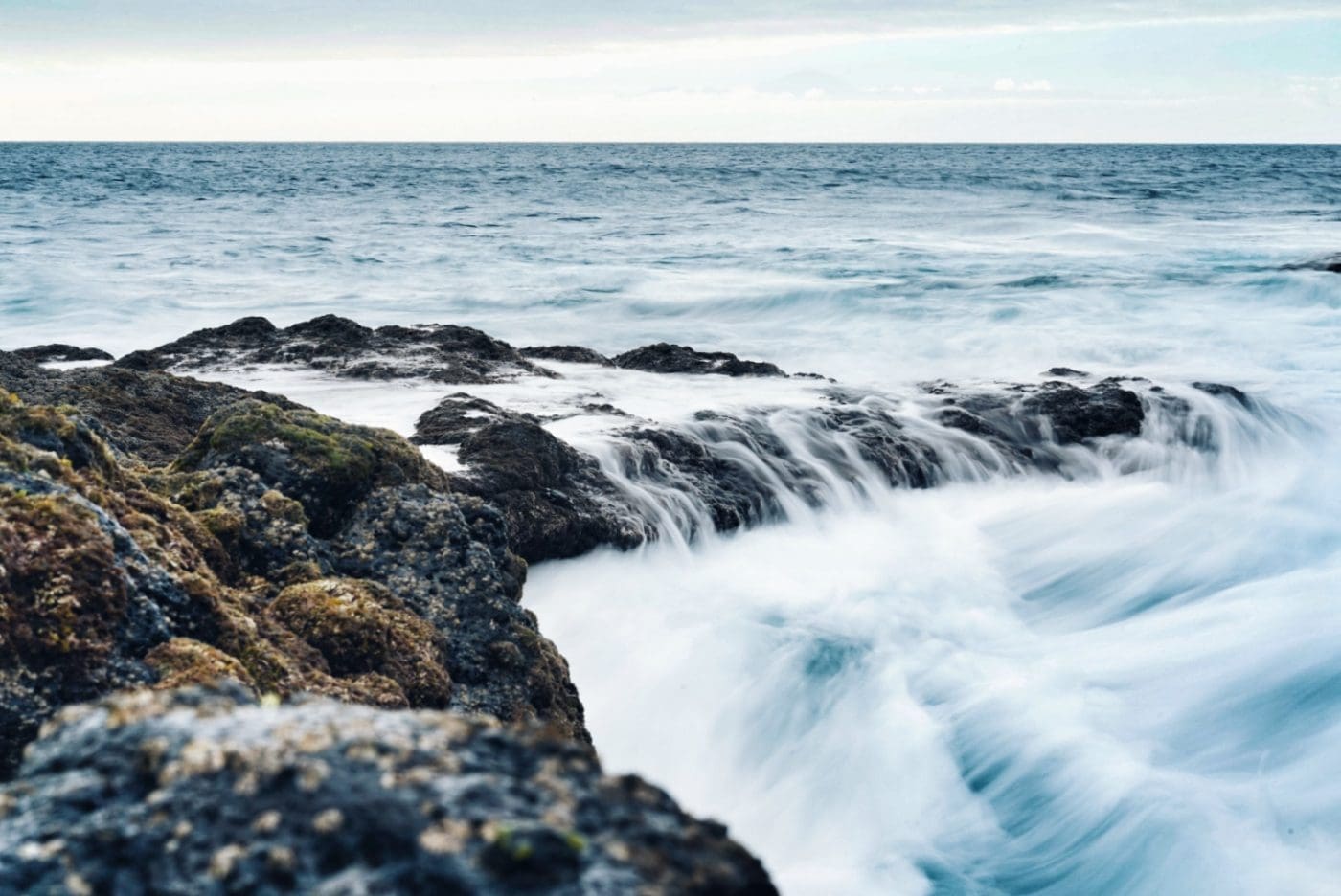 LRG DJU3602 1 | Reisen ist für uns ohne Zweifel eine riesige Quelle der Inspiration, ganz besonders, wenn es um kulinarische Ideen geht. So sammeln wir unterwegs immer alle Gedanken zu spannenden neuen Aromen, Ideen und Kreationen. Dann geht's wieder nach Hause und wir geben es zu, manchmal versinkt so eine tolle neue Idee auch wieder in der Vergessenheit, kommt dann manchmal wieder zum Vorschein und weg ist sie. So ging es uns auch mit unserem heutigen Drink! Das erste Mal haben wir ihn im Februar auf Gran Canaria genossen und wollten ihn direkt zu Hause umsetzen. Vorspulen auf August und hier ist er - der Barraquito.