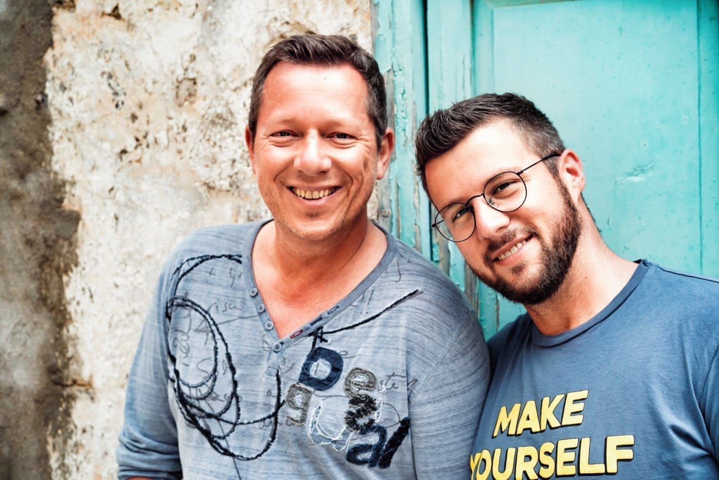 LRG DJU3835 1 | Reisen ist für uns ohne Zweifel eine riesige Quelle der Inspiration, ganz besonders, wenn es um kulinarische Ideen geht. So sammeln wir unterwegs immer alle Gedanken zu spannenden neuen Aromen, Ideen und Kreationen. Dann geht's wieder nach Hause und wir geben es zu, manchmal versinkt so eine tolle neue Idee auch wieder in der Vergessenheit, kommt dann manchmal wieder zum Vorschein und weg ist sie. So ging es uns auch mit unserem heutigen Drink! Das erste Mal haben wir ihn im Februar auf Gran Canaria genossen und wollten ihn direkt zu Hause umsetzen. Vorspulen auf August und hier ist er - der Barraquito.