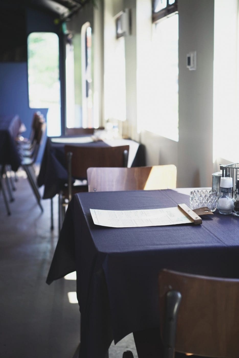 Foodguide Tilburg & Breda - Das Foodie-Paradies nebenan 42 LRG DJU9977 | Wenn ihr wie wir im Westen der Republik wohnt, dann werdet ihr das kennen. Der schnellste Weg ans Meer ist der, zur niederländischen Küste! Genau da waren wir auch schon oft mit Freunden, aber das Landesinnere haben wir auch meist weniger beachtet. Dabei gibt es eine super spannende Region und das mal gerade 2 Stunden mit dem Auto entfernt - Brabant. Diese Region in den Niederlanden gilt als das Foodie-Paradies schlechthin und wir haben uns mehr als gefreut, genau diese Aussage einmal auf die Probe zu stellen. Also gibt es heute den ultimativen Foodguide für euch!