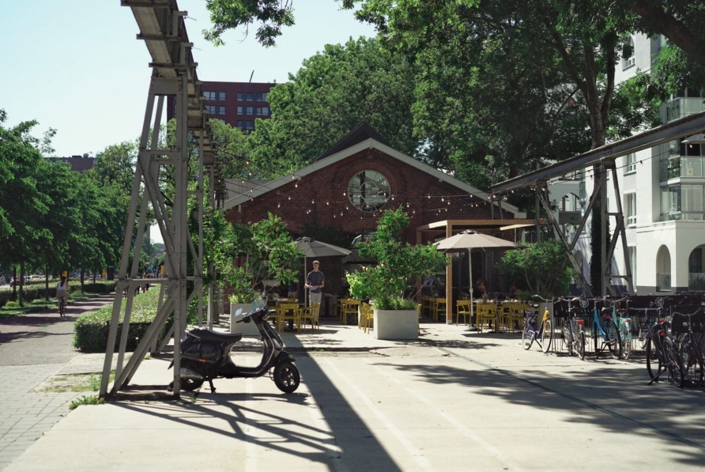 Foodguide Tilburg & Breda - Das Foodie-Paradies nebenan 46 LRG DJU9996 | Wenn ihr wie wir im Westen der Republik wohnt, dann werdet ihr das kennen. Der schnellste Weg ans Meer ist der, zur niederländischen Küste! Genau da waren wir auch schon oft mit Freunden, aber das Landesinnere haben wir auch meist weniger beachtet. Dabei gibt es eine super spannende Region und das mal gerade 2 Stunden mit dem Auto entfernt - Brabant. Diese Region in den Niederlanden gilt als das Foodie-Paradies schlechthin und wir haben uns mehr als gefreut, genau diese Aussage einmal auf die Probe zu stellen. Also gibt es heute den ultimativen Foodguide für euch!