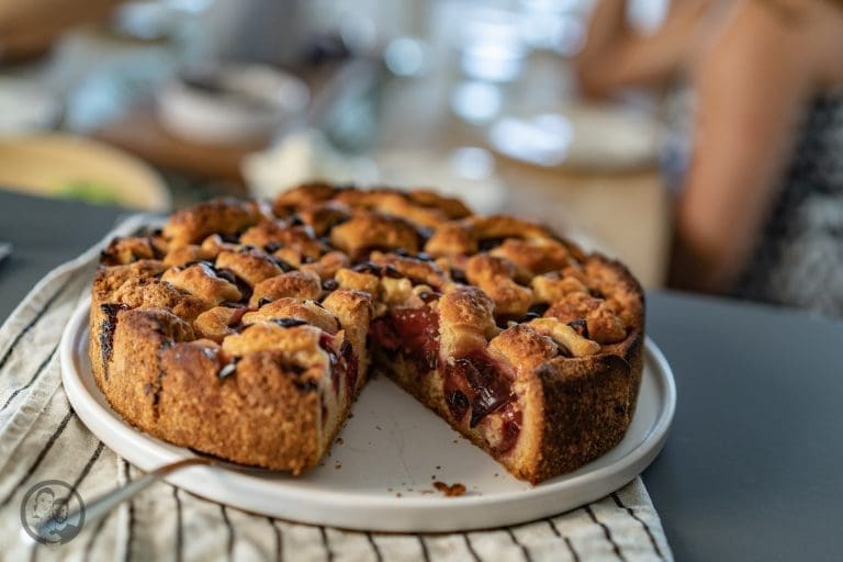 Schneller Pflaumenkuchen 2 | Wenn uns eine Sache verbindet, dann ist es der Sonntagnachmittag mit Kaffee, Kuchen und der Frage: „Wer schneidet an?“ Aus genau dieser Liebe ist über die Jahre eine ziemlich große Sammlung geworden – mal schnell vom Blech, mal sonntäglich aus der Springform, mal nach einem Rezept, das schon Oma Lore in ihrer Kölner Küche gebacken hat.