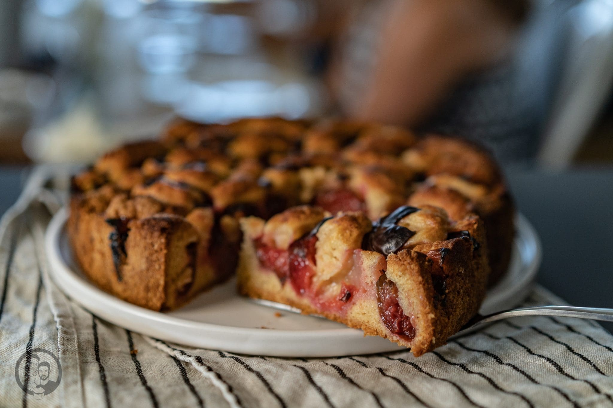 Schneller Pflaumenkuchen 3 | Vor fast einem Jahr hatten wir die Ehre, einen Gastbeitrag zu schreiben. Und zwar hatte damals Toni von Antonella’s Backblog, einige liebe Bloggerkollegen gefragt, ob sie eine Art Urlaubsvertretung für sie machen könnten. Und bei so etwas, sind wir immer gerne dabei, wenn wir selber Zeit haben. Und was für ein Rezept ist es geworden? Schneller Pflaumenkuchen.