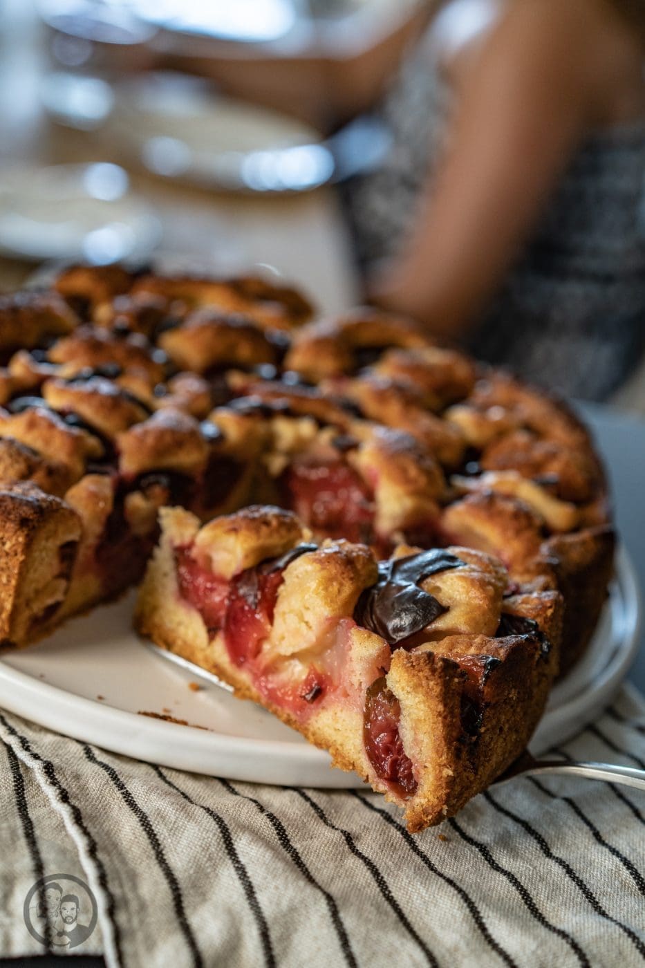 Schneller Pflaumenkuchen 4 | Vor fast einem Jahr hatten wir die Ehre, einen Gastbeitrag zu schreiben. Und zwar hatte damals Toni von Antonella’s Backblog, einige liebe Bloggerkollegen gefragt, ob sie eine Art Urlaubsvertretung für sie machen könnten. Und bei so etwas, sind wir immer gerne dabei, wenn wir selber Zeit haben. Und was für ein Rezept ist es geworden? Schneller Pflaumenkuchen.