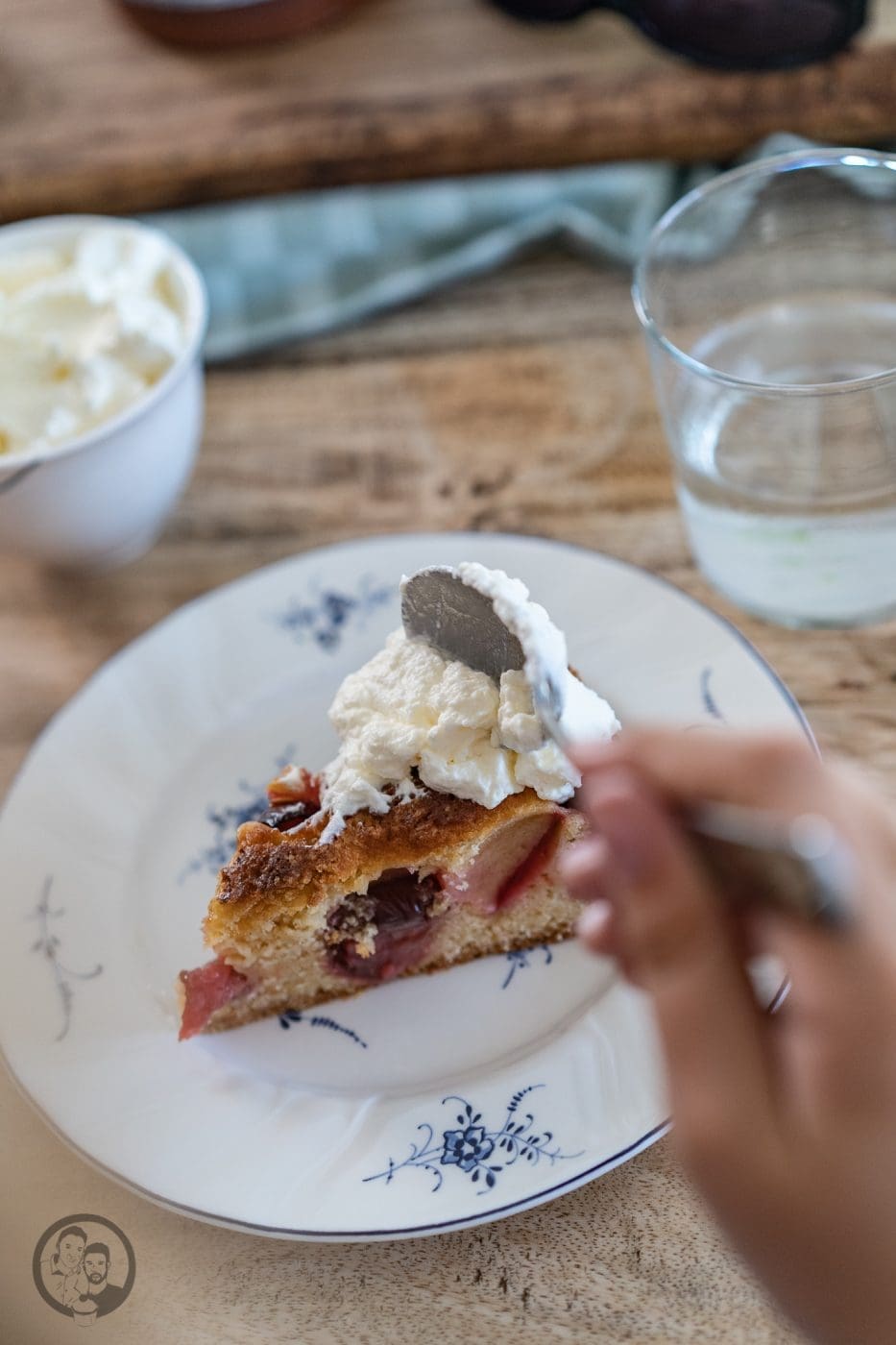 Schneller Pflaumenkuchen 5 | Vor fast einem Jahr hatten wir die Ehre, einen Gastbeitrag zu schreiben. Und zwar hatte damals Toni von Antonella’s Backblog, einige liebe Bloggerkollegen gefragt, ob sie eine Art Urlaubsvertretung für sie machen könnten. Und bei so etwas, sind wir immer gerne dabei, wenn wir selber Zeit haben. Und was für ein Rezept ist es geworden? Schneller Pflaumenkuchen.