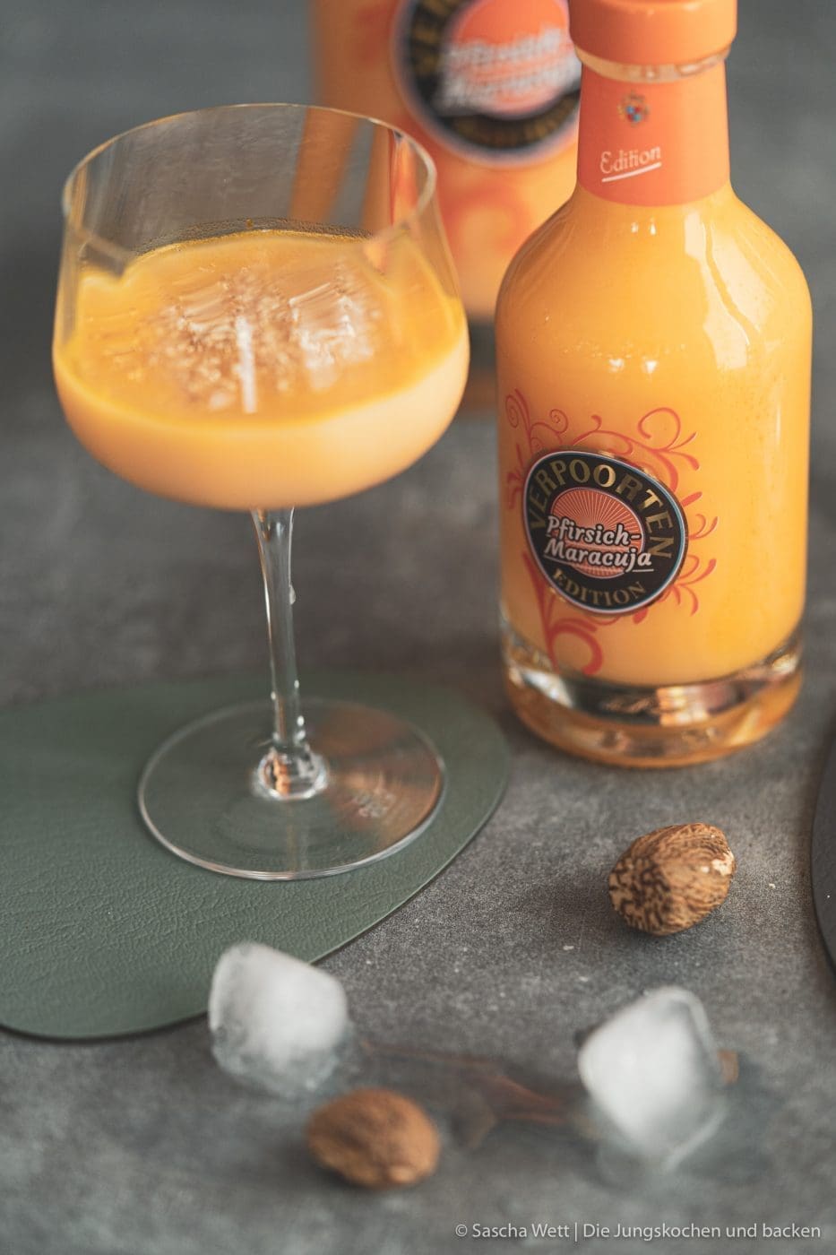 Sundown Eggnog Verpoorten 4 | Wir gehen auch schon in die zweite Runde unserer IGTV-Reihe Unser Schnapsregal! Dieses Mal haben wir einen leckeren Cocktail für euch im Gepäck und der ist der perfekte Drink für einen entspannten Feierabend. Wenn die Sonne orangerot am Himmel steht, kann man so langsam in den Entspannungsmodus wechseln, denn das ist doch die schönste Zeit des Tages. Genau für diese Stunden haben wir den Sundown Eggnog kreiert - so heißt unsere Eierlikör-Cocktail-Kreation. Wir sind RIESEN Fans von Eierlikör, das wisst ihr ja alle. Und daher können wir nicht glücklicher sein, das Traditionsunternehmen Verpoorten an unserer Seite zu wissen.