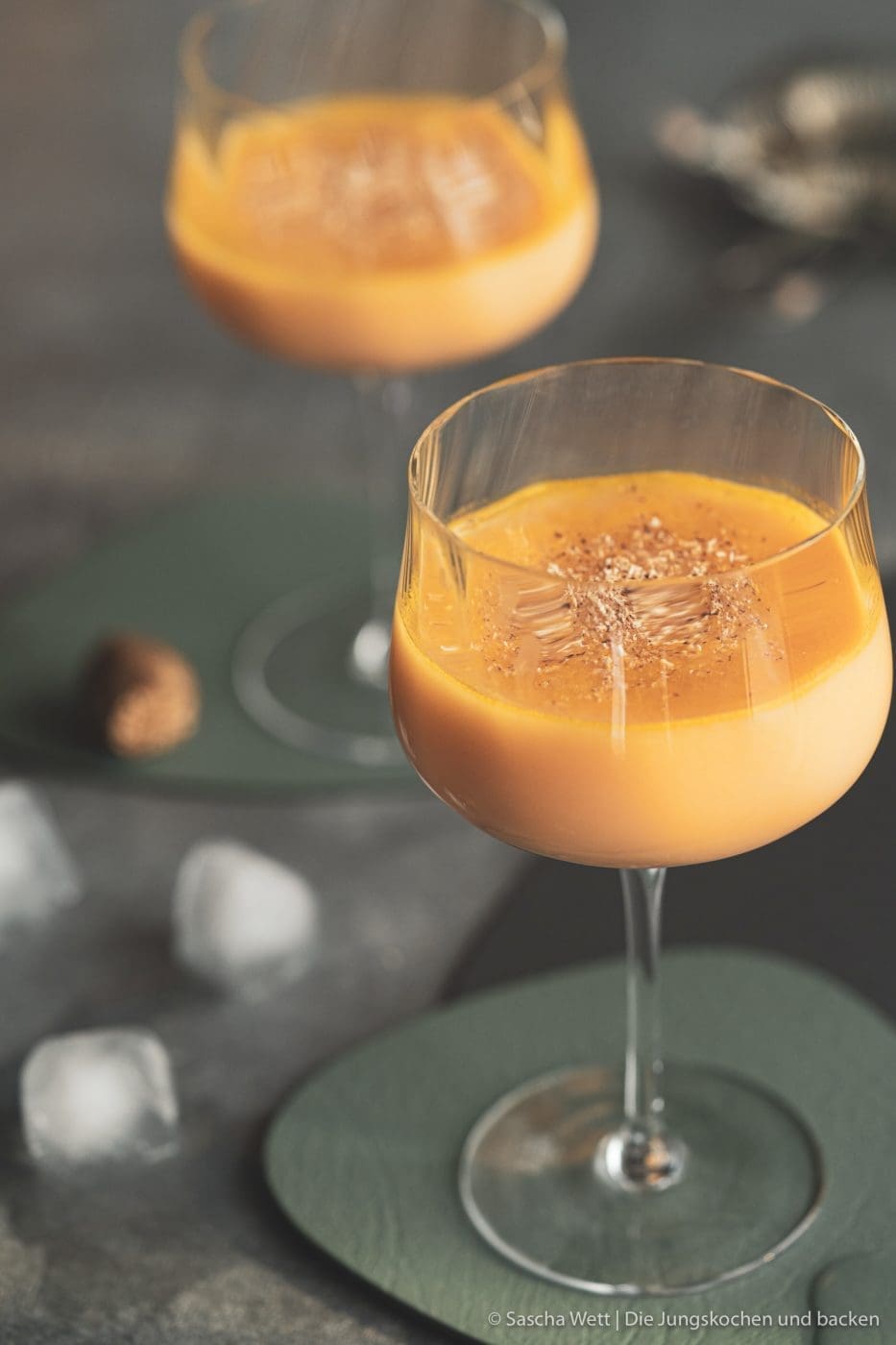Sundown Eggnog Verpoorten 5 | Wir gehen auch schon in die zweite Runde unserer IGTV-Reihe Unser Schnapsregal! Dieses Mal haben wir einen leckeren Cocktail für euch im Gepäck und der ist der perfekte Drink für einen entspannten Feierabend. Wenn die Sonne orangerot am Himmel steht, kann man so langsam in den Entspannungsmodus wechseln, denn das ist doch die schönste Zeit des Tages. Genau für diese Stunden haben wir den Sundown Eggnog kreiert - so heißt unsere Eierlikör-Cocktail-Kreation. Wir sind RIESEN Fans von Eierlikör, das wisst ihr ja alle. Und daher können wir nicht glücklicher sein, das Traditionsunternehmen Verpoorten an unserer Seite zu wissen.