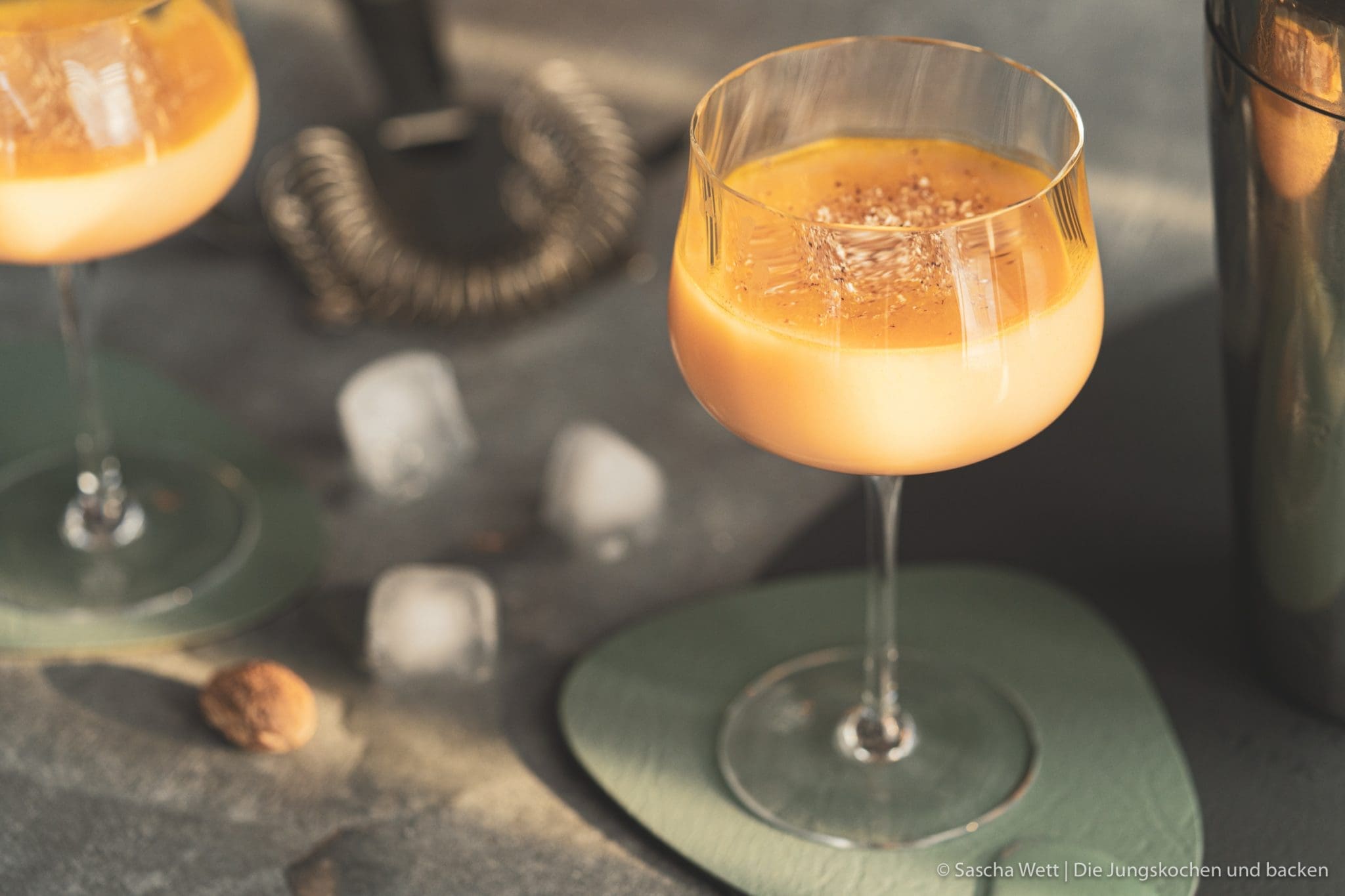 Sundown Eggnog Verpoorten 6 | Wir gehen auch schon in die zweite Runde unserer IGTV-Reihe Unser Schnapsregal! Dieses Mal haben wir einen leckeren Cocktail für euch im Gepäck und der ist der perfekte Drink für einen entspannten Feierabend. Wenn die Sonne orangerot am Himmel steht, kann man so langsam in den Entspannungsmodus wechseln, denn das ist doch die schönste Zeit des Tages. Genau für diese Stunden haben wir den Sundown Eggnog kreiert - so heißt unsere Eierlikör-Cocktail-Kreation. Wir sind RIESEN Fans von Eierlikör, das wisst ihr ja alle. Und daher können wir nicht glücklicher sein, das Traditionsunternehmen Verpoorten an unserer Seite zu wissen.
