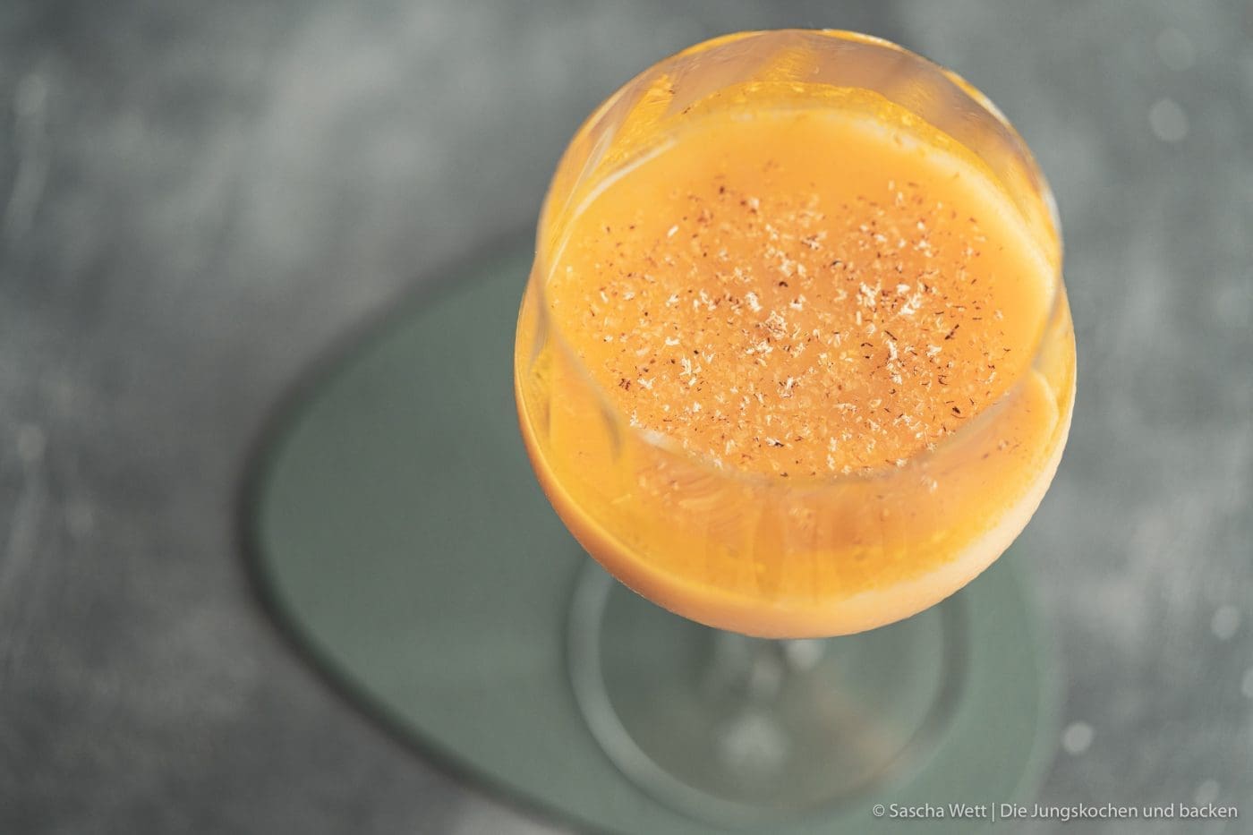 Sundown Eggnog Verpoorten 7 | Wir gehen auch schon in die zweite Runde unserer IGTV-Reihe Unser Schnapsregal! Dieses Mal haben wir einen leckeren Cocktail für euch im Gepäck und der ist der perfekte Drink für einen entspannten Feierabend. Wenn die Sonne orangerot am Himmel steht, kann man so langsam in den Entspannungsmodus wechseln, denn das ist doch die schönste Zeit des Tages. Genau für diese Stunden haben wir den Sundown Eggnog kreiert - so heißt unsere Eierlikör-Cocktail-Kreation. Wir sind RIESEN Fans von Eierlikör, das wisst ihr ja alle. Und daher können wir nicht glücklicher sein, das Traditionsunternehmen Verpoorten an unserer Seite zu wissen.