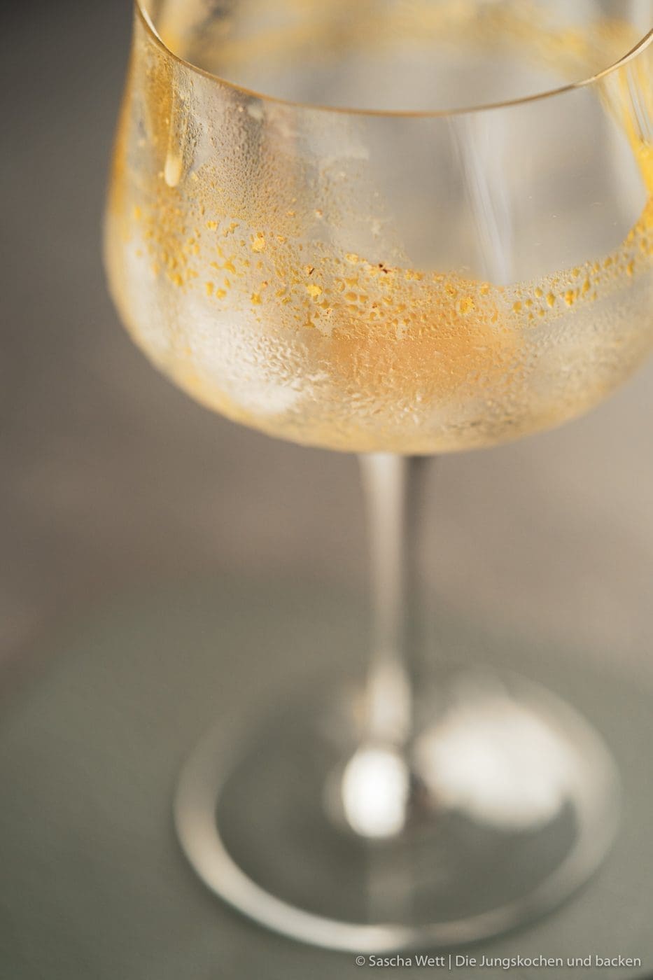 Sundown Eggnog Verpoorten 9 | Wir gehen auch schon in die zweite Runde unserer IGTV-Reihe Unser Schnapsregal! Dieses Mal haben wir einen leckeren Cocktail für euch im Gepäck und der ist der perfekte Drink für einen entspannten Feierabend. Wenn die Sonne orangerot am Himmel steht, kann man so langsam in den Entspannungsmodus wechseln, denn das ist doch die schönste Zeit des Tages. Genau für diese Stunden haben wir den Sundown Eggnog kreiert - so heißt unsere Eierlikör-Cocktail-Kreation. Wir sind RIESEN Fans von Eierlikör, das wisst ihr ja alle. Und daher können wir nicht glücklicher sein, das Traditionsunternehmen Verpoorten an unserer Seite zu wissen.