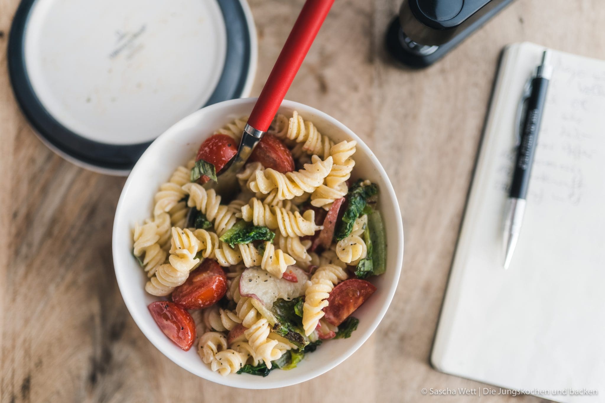 ToGo VB Tomaten Nudelsalat 14 | Heute haben wir ein extrem multifunktionales Rezept für euch, denn unser Nudelsalat mit Tomaten, Pfirsich und gebratenem Romana passt perfekt in einen Schönen Grillabend mit Freunden, ist aber auch das perfekte Essen fürs Büro. Super frisch und definitiv nicht zu schwer, lässt es sich auch nach dem Mittagessen noch wunderbar arbeiten und man verfällt nicht in dieses anstrengende "Fresskoma", dass man in Kantinen oft hat.