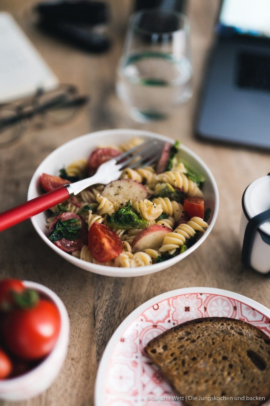ToGo VB Tomaten Nudelsalat 8 | Heute haben wir ein extrem multifunktionales Rezept für euch, denn unser Nudelsalat mit Tomaten, Pfirsich und gebratenem Romana passt perfekt in einen Schönen Grillabend mit Freunden, ist aber auch das perfekte Essen fürs Büro. Super frisch und definitiv nicht zu schwer, lässt es sich auch nach dem Mittagessen noch wunderbar arbeiten und man verfällt nicht in dieses anstrengende "Fresskoma", dass man in Kantinen oft hat.