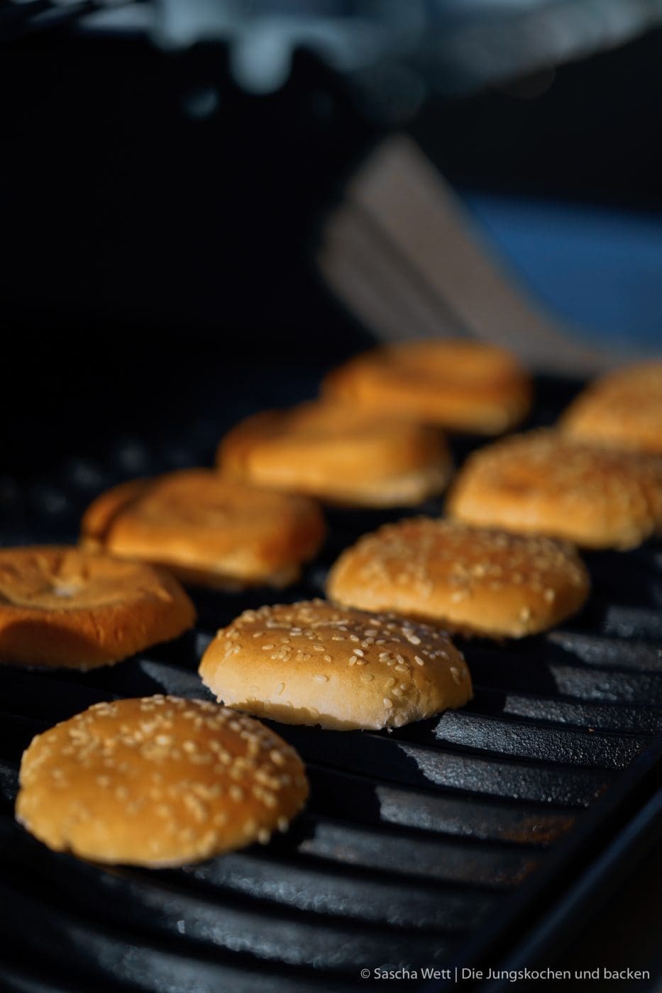 Veggie Burger erdnuss quinoa 1 | Ihr wisst ja, wie gerne wir beide ein richtig gutes Stück Fleisch mögen und das so etwas für uns zum Grillen einfach dazu gehört. Denkt nicht, dass nicht auch leckeres Gemüse auf unseren Grill kommt, denn Paprika oder auch Romana Salat mit schönen Röstaromen ist eine der tollsten Beilagen. Gemüse vom Grill wird von einigen richtig unterschätzt, und heute schauen wir mal ein wenig über den Tellerrand, nachdem so viele vegetarische Burgerpatties Schlagzeilen machen. Wir wollten aber unser ganz eigenen Veggie-Burger kreieren und dabei nicht den Fleischgeschmack imitieren, sondern einfach eine leckere Alternative schaffen.