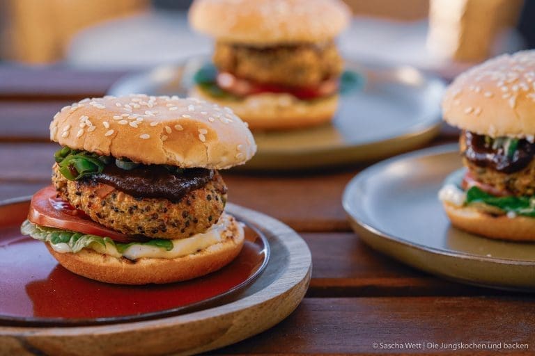 Grillen & Sommerküche: Unsere besten Rezepte für die Grillsaison 13 Veggie Burger erdnuss quinoa 10 | Sommer, Sonne, offenes Feuer: Hier findest du unsere besten Grillrezepte und Ideen für die Sommerküche – von zarten Spareribs über saftige Burger bis zu Salaten, Dips und frisch gebackenem Grillbrot. Alles vielfach erprobt, gelingsicher und mit dem gewissen Twist.
