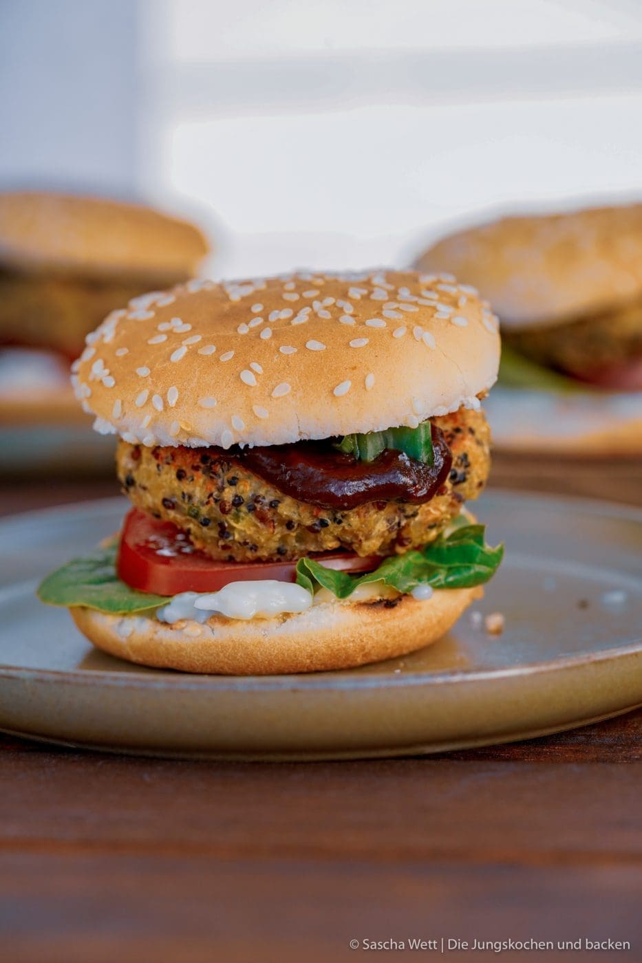 Veggie Burger erdnuss quinoa 11 | Ihr wisst ja, wie gerne wir beide ein richtig gutes Stück Fleisch mögen und das so etwas für uns zum Grillen einfach dazu gehört. Denkt nicht, dass nicht auch leckeres Gemüse auf unseren Grill kommt, denn Paprika oder auch Romana Salat mit schönen Röstaromen ist eine der tollsten Beilagen. Gemüse vom Grill wird von einigen richtig unterschätzt, und heute schauen wir mal ein wenig über den Tellerrand, nachdem so viele vegetarische Burgerpatties Schlagzeilen machen. Wir wollten aber unser ganz eigenen Veggie-Burger kreieren und dabei nicht den Fleischgeschmack imitieren, sondern einfach eine leckere Alternative schaffen.