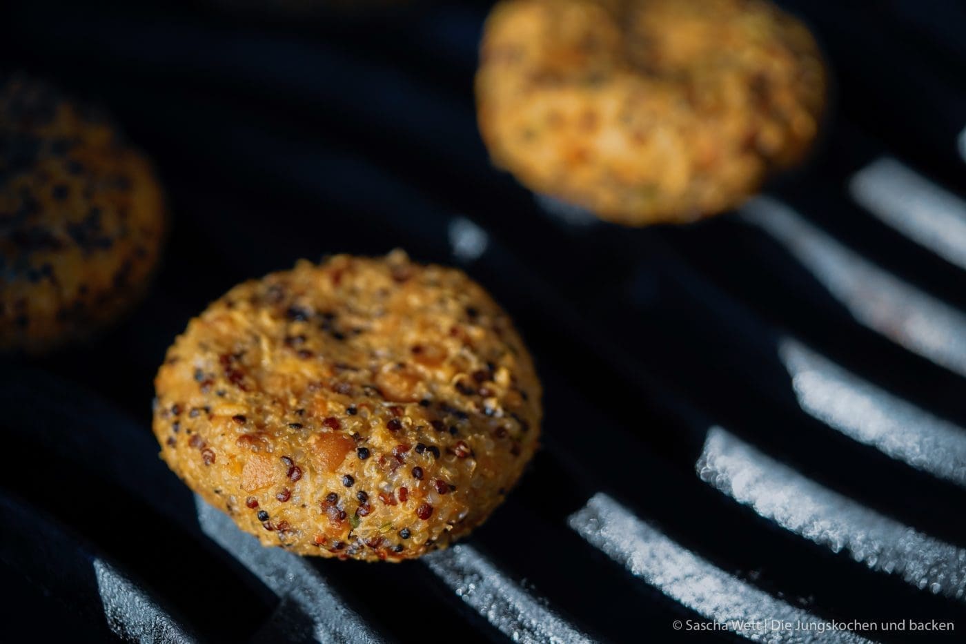 Veggie Burger erdnuss quinoa 2 | Ihr wisst ja, wie gerne wir beide ein richtig gutes Stück Fleisch mögen und das so etwas für uns zum Grillen einfach dazu gehört. Denkt nicht, dass nicht auch leckeres Gemüse auf unseren Grill kommt, denn Paprika oder auch Romana Salat mit schönen Röstaromen ist eine der tollsten Beilagen. Gemüse vom Grill wird von einigen richtig unterschätzt, und heute schauen wir mal ein wenig über den Tellerrand, nachdem so viele vegetarische Burgerpatties Schlagzeilen machen. Wir wollten aber unser ganz eigenen Veggie-Burger kreieren und dabei nicht den Fleischgeschmack imitieren, sondern einfach eine leckere Alternative schaffen.