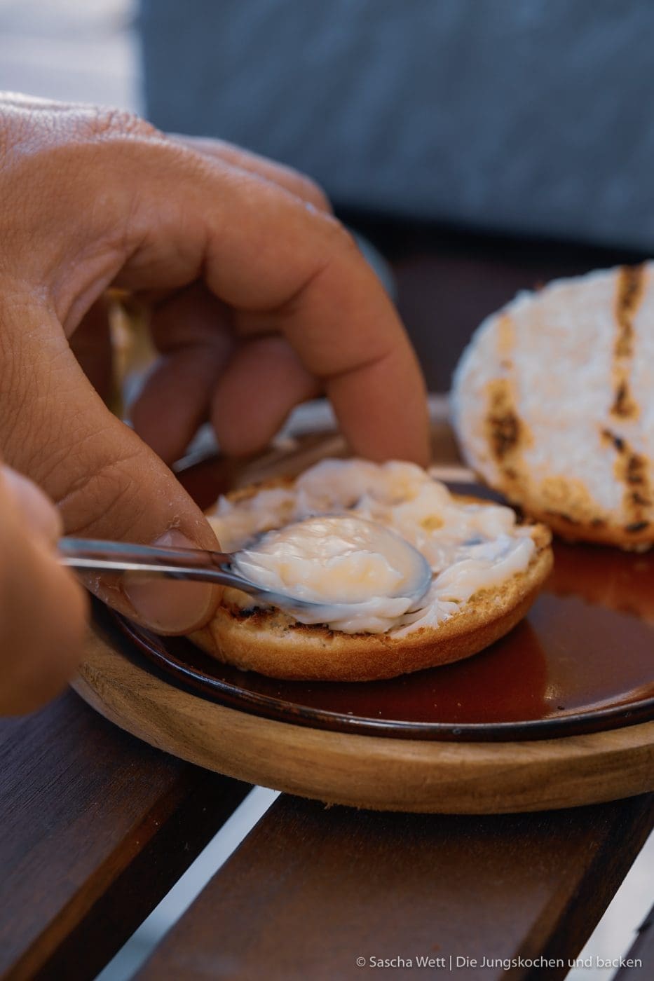 Veggie Burger erdnuss quinoa 4 | Ihr wisst ja, wie gerne wir beide ein richtig gutes Stück Fleisch mögen und das so etwas für uns zum Grillen einfach dazu gehört. Denkt nicht, dass nicht auch leckeres Gemüse auf unseren Grill kommt, denn Paprika oder auch Romana Salat mit schönen Röstaromen ist eine der tollsten Beilagen. Gemüse vom Grill wird von einigen richtig unterschätzt, und heute schauen wir mal ein wenig über den Tellerrand, nachdem so viele vegetarische Burgerpatties Schlagzeilen machen. Wir wollten aber unser ganz eigenen Veggie-Burger kreieren und dabei nicht den Fleischgeschmack imitieren, sondern einfach eine leckere Alternative schaffen.