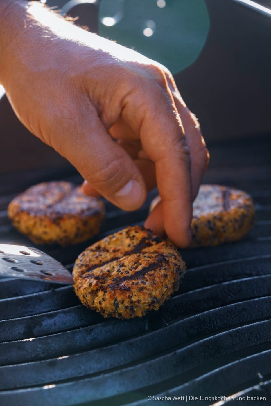 Veggie Burger erdnuss quinoa 6 | Ihr wisst ja, wie gerne wir beide ein richtig gutes Stück Fleisch mögen und das so etwas für uns zum Grillen einfach dazu gehört. Denkt nicht, dass nicht auch leckeres Gemüse auf unseren Grill kommt, denn Paprika oder auch Romana Salat mit schönen Röstaromen ist eine der tollsten Beilagen. Gemüse vom Grill wird von einigen richtig unterschätzt, und heute schauen wir mal ein wenig über den Tellerrand, nachdem so viele vegetarische Burgerpatties Schlagzeilen machen. Wir wollten aber unser ganz eigenen Veggie-Burger kreieren und dabei nicht den Fleischgeschmack imitieren, sondern einfach eine leckere Alternative schaffen.