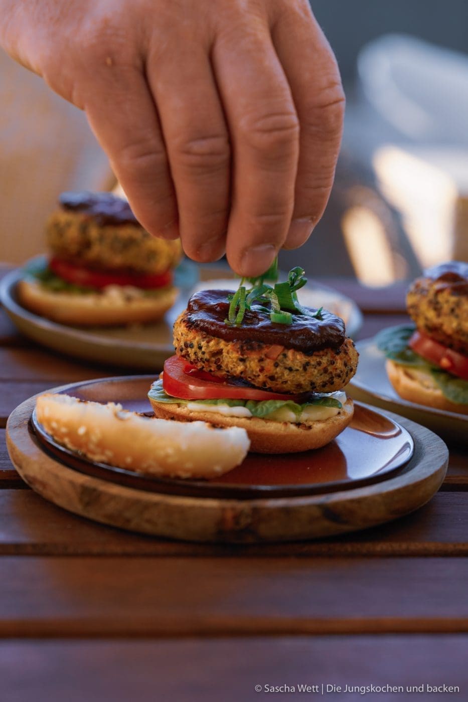 Veggie Burger erdnuss quinoa 8 | Ihr wisst ja, wie gerne wir beide ein richtig gutes Stück Fleisch mögen und das so etwas für uns zum Grillen einfach dazu gehört. Denkt nicht, dass nicht auch leckeres Gemüse auf unseren Grill kommt, denn Paprika oder auch Romana Salat mit schönen Röstaromen ist eine der tollsten Beilagen. Gemüse vom Grill wird von einigen richtig unterschätzt, und heute schauen wir mal ein wenig über den Tellerrand, nachdem so viele vegetarische Burgerpatties Schlagzeilen machen. Wir wollten aber unser ganz eigenen Veggie-Burger kreieren und dabei nicht den Fleischgeschmack imitieren, sondern einfach eine leckere Alternative schaffen.
