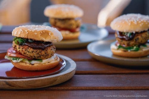 Veggie-Burger mit Erdnusspatty 10 Veggie Burger erdnuss quinoa 9 | Ihr wisst ja, wie gerne wir beide ein richtig gutes Stück Fleisch mögen und das so etwas für uns zum Grillen einfach dazu gehört. Denkt nicht, dass nicht auch leckeres Gemüse auf unseren Grill kommt, denn Paprika oder auch Romana Salat mit schönen Röstaromen ist eine der tollsten Beilagen. Gemüse vom Grill wird von einigen richtig unterschätzt, und heute schauen wir mal ein wenig über den Tellerrand, nachdem so viele vegetarische Burgerpatties Schlagzeilen machen. Wir wollten aber unser ganz eigenen Veggie-Burger kreieren und dabei nicht den Fleischgeschmack imitieren, sondern einfach eine leckere Alternative schaffen.
