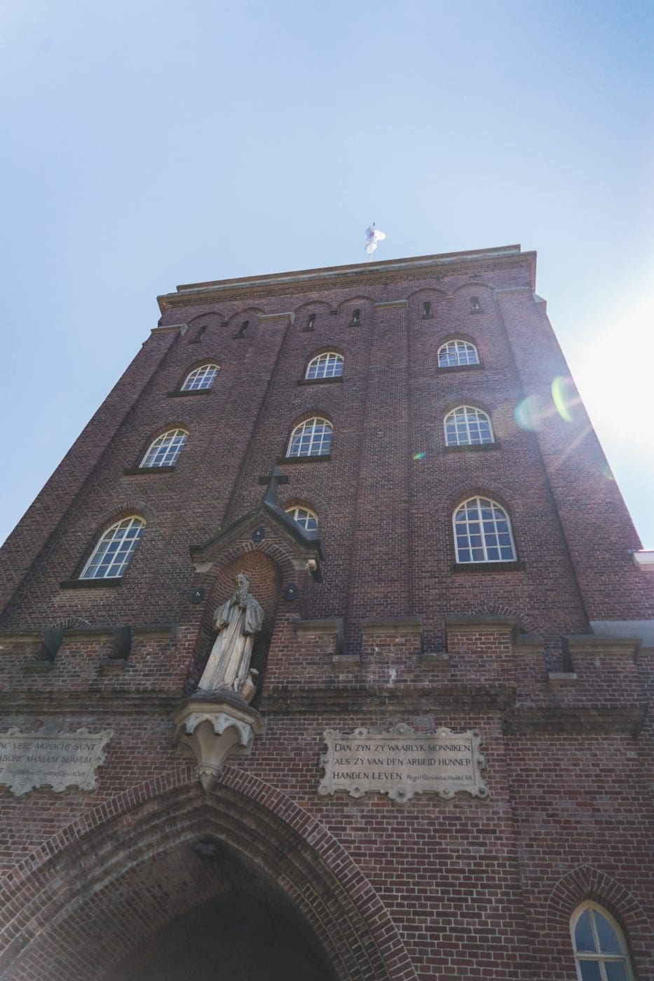 Foodguide Tilburg & Breda - Das Foodie-Paradies nebenan 19 Visit Brabant Tilburg 12 2 | Wenn ihr wie wir im Westen der Republik wohnt, dann werdet ihr das kennen. Der schnellste Weg ans Meer ist der, zur niederländischen Küste! Genau da waren wir auch schon oft mit Freunden, aber das Landesinnere haben wir auch meist weniger beachtet. Dabei gibt es eine super spannende Region und das mal gerade 2 Stunden mit dem Auto entfernt - Brabant. Diese Region in den Niederlanden gilt als das Foodie-Paradies schlechthin und wir haben uns mehr als gefreut, genau diese Aussage einmal auf die Probe zu stellen. Also gibt es heute den ultimativen Foodguide für euch!