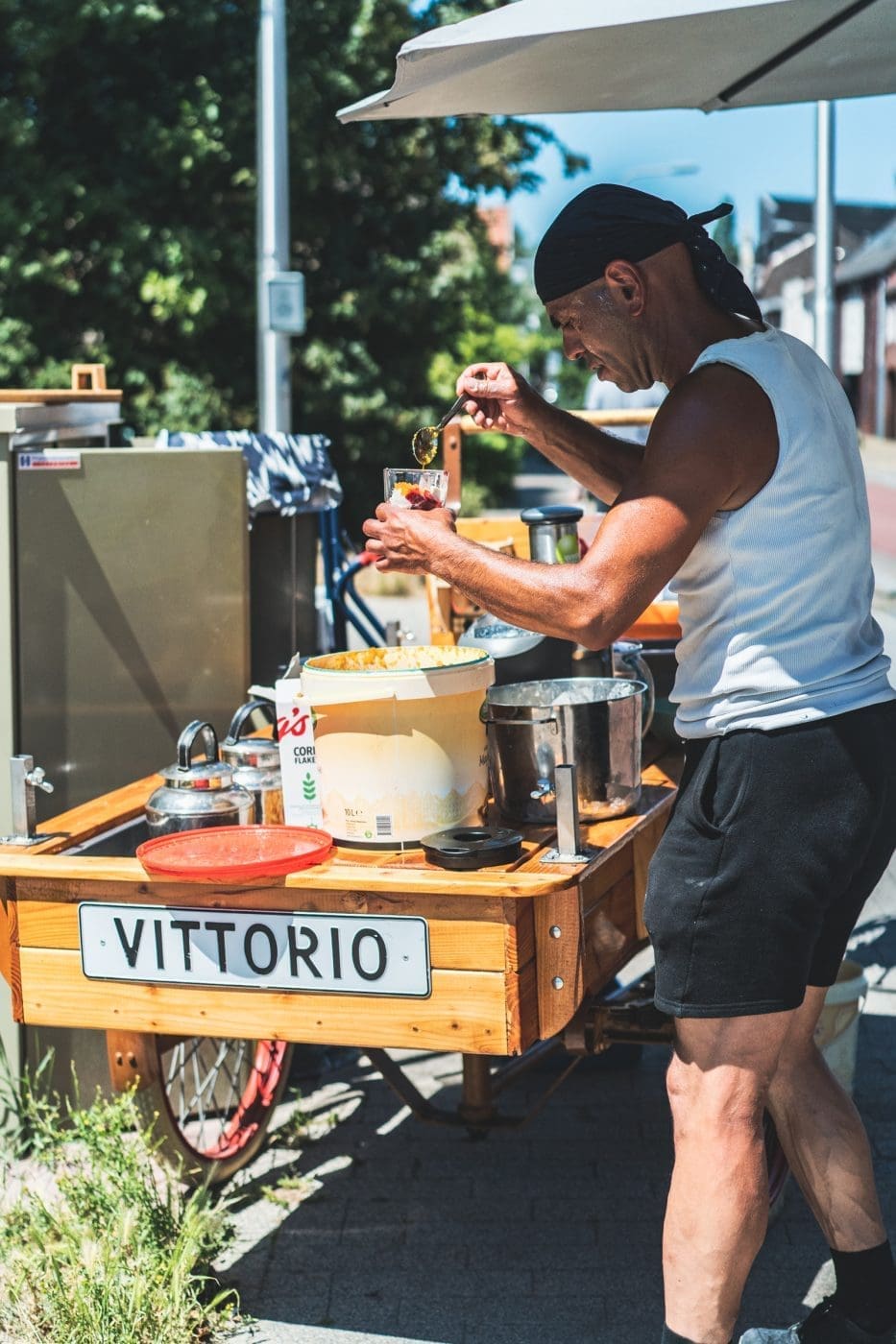 Foodguide Tilburg & Breda - Das Foodie-Paradies nebenan 25 Visit Brabant Tilburg 19 | Wenn ihr wie wir im Westen der Republik wohnt, dann werdet ihr das kennen. Der schnellste Weg ans Meer ist der, zur niederländischen Küste! Genau da waren wir auch schon oft mit Freunden, aber das Landesinnere haben wir auch meist weniger beachtet. Dabei gibt es eine super spannende Region und das mal gerade 2 Stunden mit dem Auto entfernt - Brabant. Diese Region in den Niederlanden gilt als das Foodie-Paradies schlechthin und wir haben uns mehr als gefreut, genau diese Aussage einmal auf die Probe zu stellen. Also gibt es heute den ultimativen Foodguide für euch!