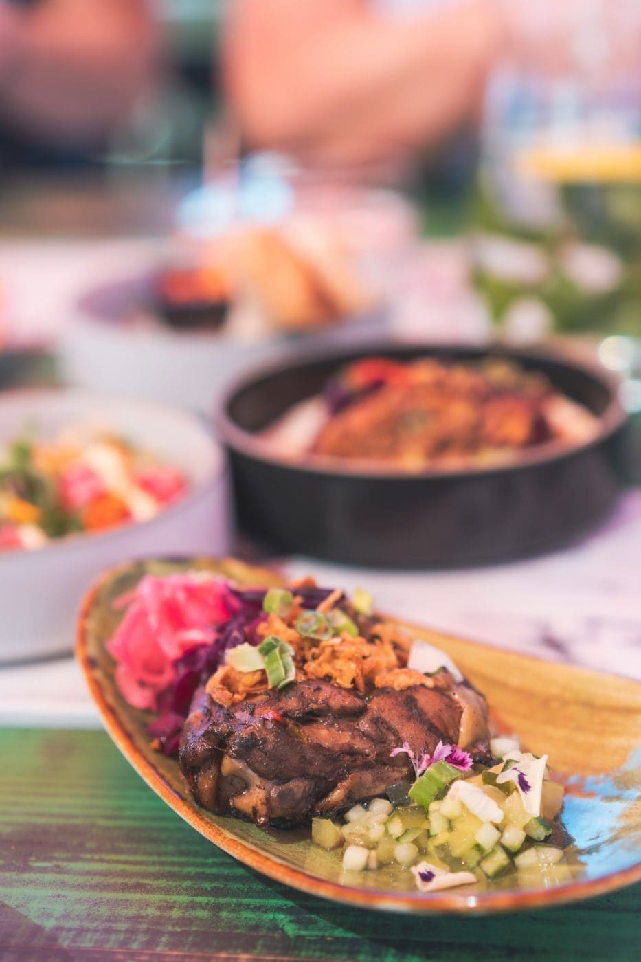 Foodguide Tilburg & Breda - Das Foodie-Paradies nebenan 36 Visit Brabant Tilburg 30 | Wenn ihr wie wir im Westen der Republik wohnt, dann werdet ihr das kennen. Der schnellste Weg ans Meer ist der, zur niederländischen Küste! Genau da waren wir auch schon oft mit Freunden, aber das Landesinnere haben wir auch meist weniger beachtet. Dabei gibt es eine super spannende Region und das mal gerade 2 Stunden mit dem Auto entfernt - Brabant. Diese Region in den Niederlanden gilt als das Foodie-Paradies schlechthin und wir haben uns mehr als gefreut, genau diese Aussage einmal auf die Probe zu stellen. Also gibt es heute den ultimativen Foodguide für euch!