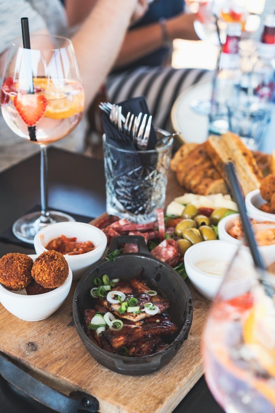 Foodguide Tilburg & Breda - Das Foodie-Paradies nebenan 41 Visit Brabant Tilburg 36 | Wenn ihr wie wir im Westen der Republik wohnt, dann werdet ihr das kennen. Der schnellste Weg ans Meer ist der, zur niederländischen Küste! Genau da waren wir auch schon oft mit Freunden, aber das Landesinnere haben wir auch meist weniger beachtet. Dabei gibt es eine super spannende Region und das mal gerade 2 Stunden mit dem Auto entfernt - Brabant. Diese Region in den Niederlanden gilt als das Foodie-Paradies schlechthin und wir haben uns mehr als gefreut, genau diese Aussage einmal auf die Probe zu stellen. Also gibt es heute den ultimativen Foodguide für euch!