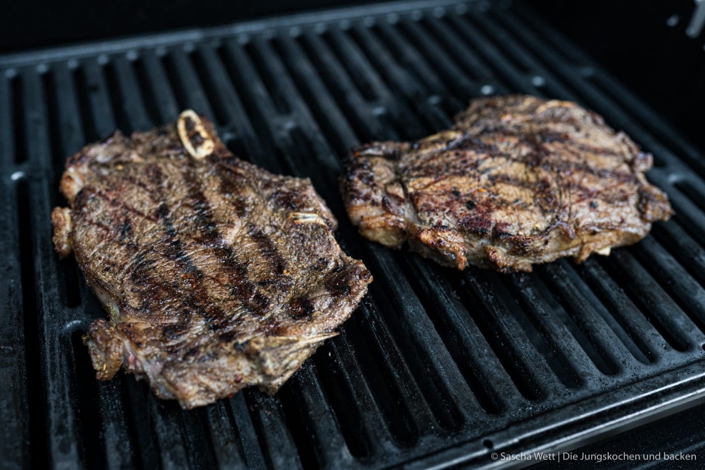 schnelle grillbrote ohne Hefe 1 | Heute haben wir mal wieder ein "Quick & Dirty"-Rezept für euch. Das heißt: schnell gemacht, wenige Zutaten und auch für Anfänger keine Herausforderung. Denn wenn es euch wie uns geht, dann wird der Grill sehr oft mal spontan angeworfen. Vor allem auch, wenn sich Freunde kurzfristig ankündigen und ein leckeres Brot mit leckeren Dipps und oder Kräuterbutter sind bei uns Pflicht. Also was macht man dann so last Minute? Ab sofort backt ihr einfach unsere schnellen Grillbrötchen ohne Hefe!