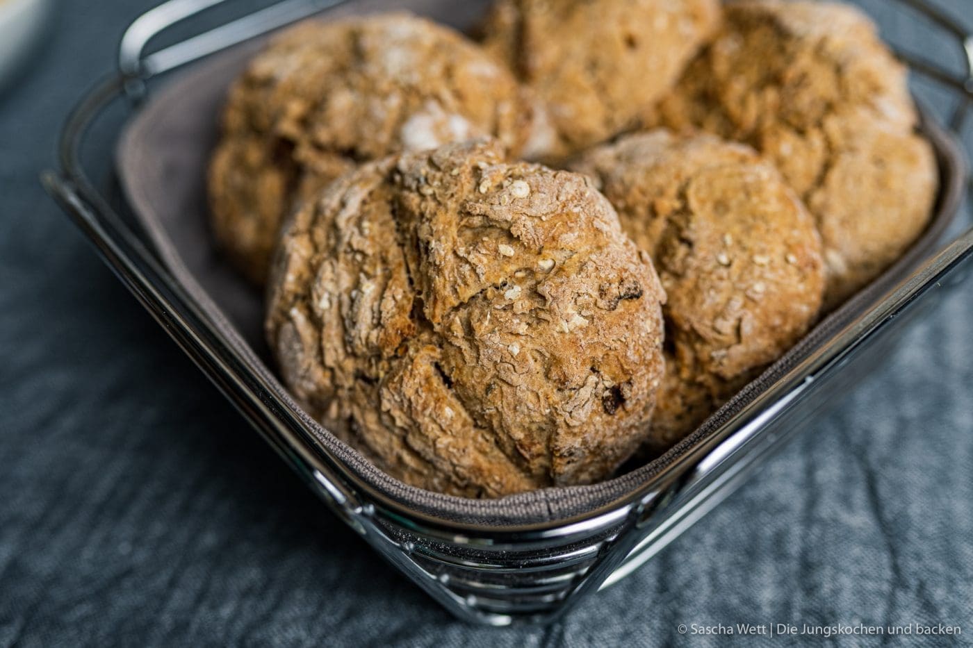 7 einfache Brotrezepte 6 schnelle grillbrote ohne Hefe 5 | Wie fange ich das hier an?! Jeder wird bombardiert mit den Infos zur aktuellen Situation um COVID-19. In den letzten 5 Tagen hat sich das Leben von so vielen Menschen auf der Welt verändert, wie man es wohl nicht für möglich gehalten hat. Wir sollen drinnen bleiben, Quarantäne ist für viele Realität und die Supermärkte kämpfen gegen Windmühlen. Also ist Selbstversorgung ein Aspekt, der nicht nur Spaß macht, sondern auch vieles erleichtert. Wir backen unser Brot selbst und mit diesen 7 einfachen Brotrezepten macht ihr das auch ohne Probleme!