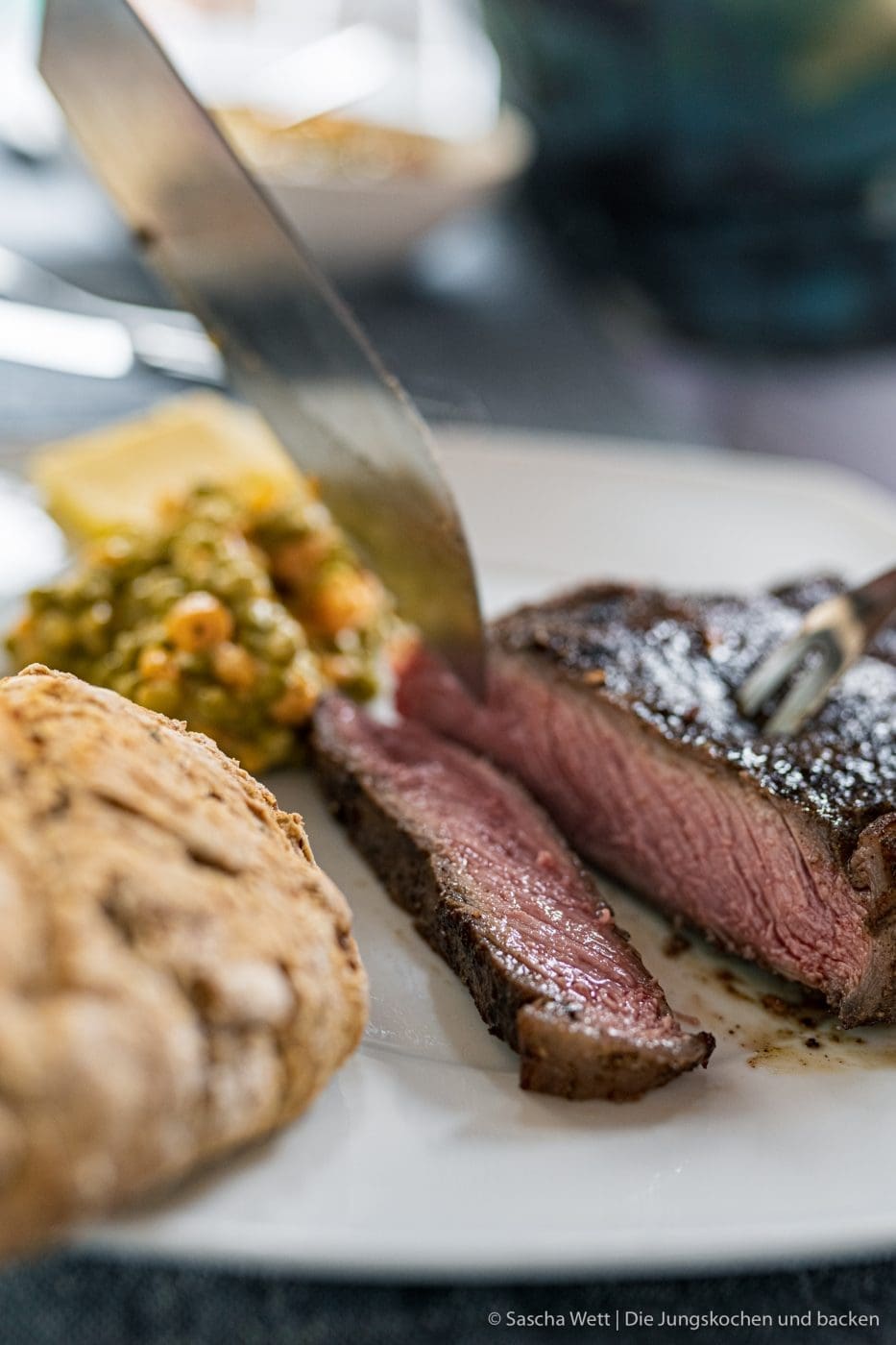 schnelle grillbrote ohne Hefe 8 | Heute haben wir mal wieder ein "Quick & Dirty"-Rezept für euch. Das heißt: schnell gemacht, wenige Zutaten und auch für Anfänger keine Herausforderung. Denn wenn es euch wie uns geht, dann wird der Grill sehr oft mal spontan angeworfen. Vor allem auch, wenn sich Freunde kurzfristig ankündigen und ein leckeres Brot mit leckeren Dipps und oder Kräuterbutter sind bei uns Pflicht. Also was macht man dann so last Minute? Ab sofort backt ihr einfach unsere schnellen Grillbrötchen ohne Hefe!