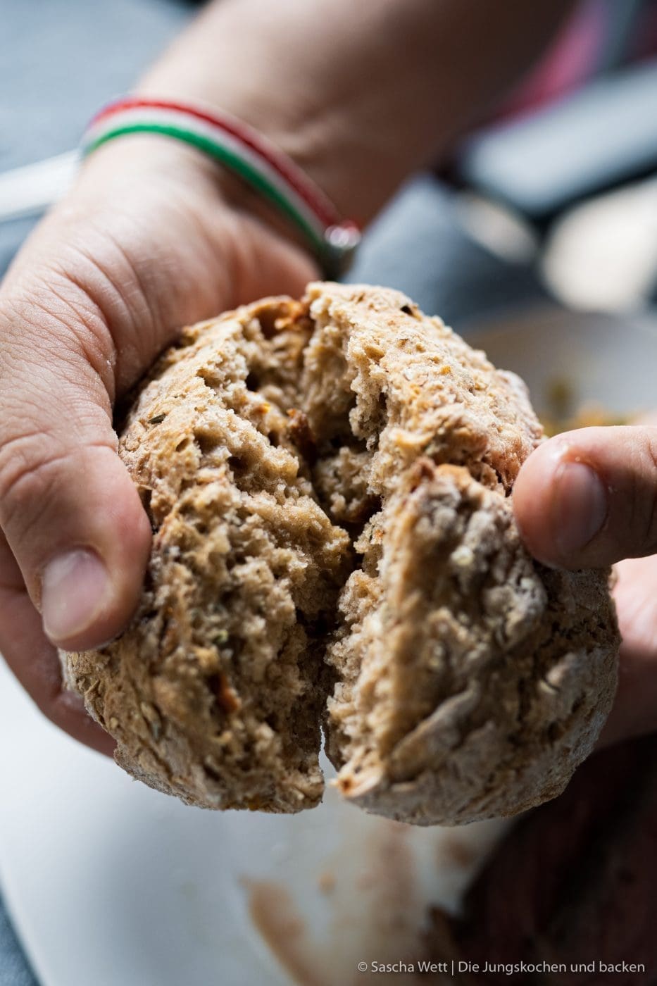 schnelle grillbrote ohne Hefe 9 | Heute haben wir mal wieder ein "Quick & Dirty"-Rezept für euch. Das heißt: schnell gemacht, wenige Zutaten und auch für Anfänger keine Herausforderung. Denn wenn es euch wie uns geht, dann wird der Grill sehr oft mal spontan angeworfen. Vor allem auch, wenn sich Freunde kurzfristig ankündigen und ein leckeres Brot mit leckeren Dipps und oder Kräuterbutter sind bei uns Pflicht. Also was macht man dann so last Minute? Ab sofort backt ihr einfach unsere schnellen Grillbrötchen ohne Hefe!