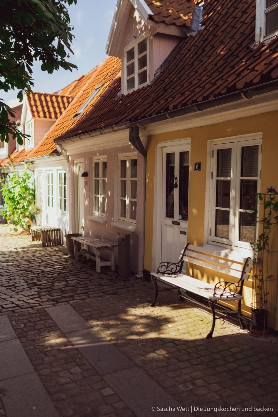 Ein Wochenende in Aalborg | Tour-Guide 9 Aalborg visitdenmark 103 | Dieses Jahr war, was das Reisen angeht, ganz klar von einem Land geprägt - Dänemark! Gleich zweimal hat es uns dieses Jahr in den Norden verschlagen. Nachdem wir die Nordsee im schönen Hvide Sande in vollen Zügen genießen konnten, ging es dieses Mal mehr ins Landesinnere. Die dänische Großstadt Aalborg in Nordjütland galt es zu erkunden. Und wie ihr wisst, gehen bei uns zwei Aspekte immer Hand in Hand. Reisen und Kulinarik. Beide sind für uns eng verbunden, daher ist es selbstverständlich, dass wir euch mit einem Foodguide zu Aalborg versorgen. Was kann man an einem Wochenende in Aalborg erleben? Was sollte man gesehen haben? Und am Wichtigsten, wo solltet ihr gegessen haben?