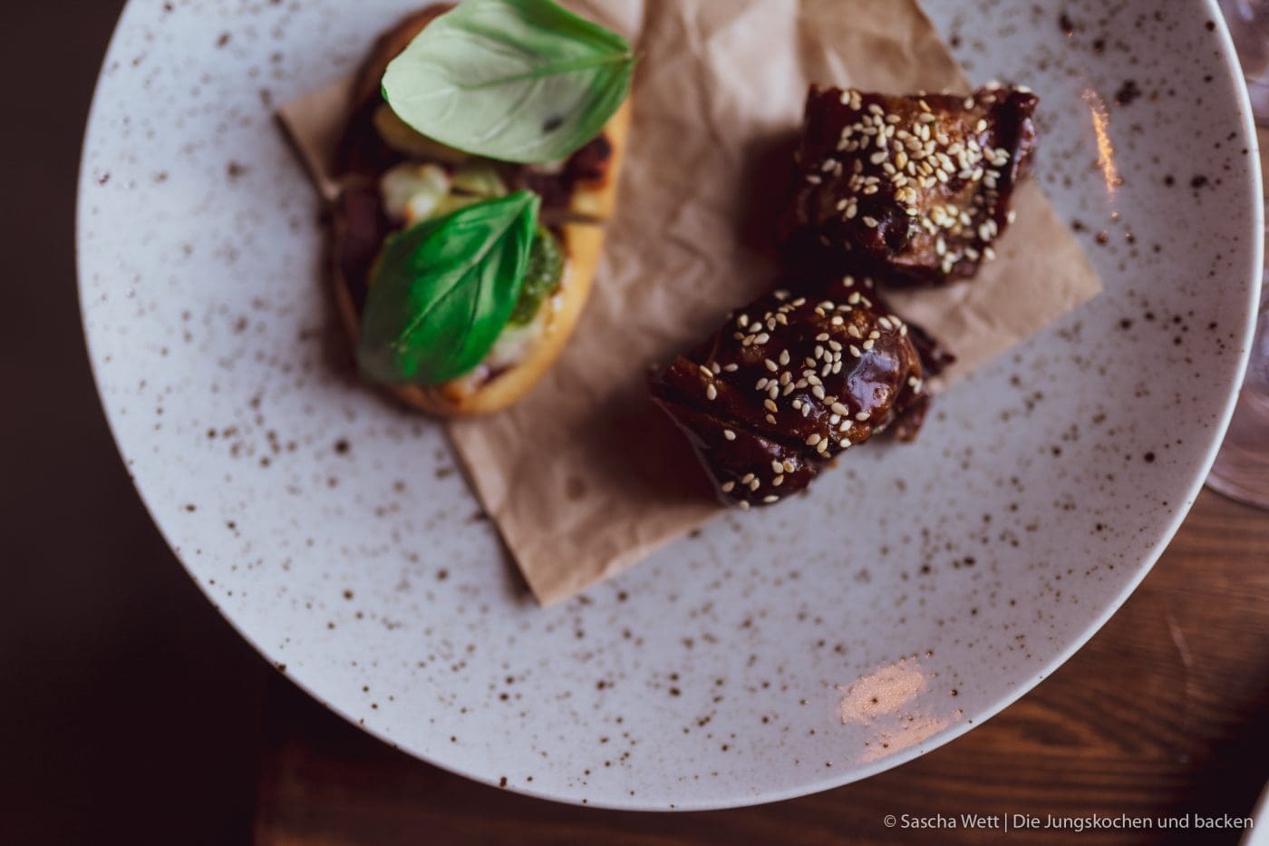 Ein Wochenende in Aalborg | Tour-Guide 40 Aalborg visitdenmark 127 | Dieses Jahr war, was das Reisen angeht, ganz klar von einem Land geprägt - Dänemark! Gleich zweimal hat es uns dieses Jahr in den Norden verschlagen. Nachdem wir die Nordsee im schönen Hvide Sande in vollen Zügen genießen konnten, ging es dieses Mal mehr ins Landesinnere. Die dänische Großstadt Aalborg in Nordjütland galt es zu erkunden. Und wie ihr wisst, gehen bei uns zwei Aspekte immer Hand in Hand. Reisen und Kulinarik. Beide sind für uns eng verbunden, daher ist es selbstverständlich, dass wir euch mit einem Foodguide zu Aalborg versorgen. Was kann man an einem Wochenende in Aalborg erleben? Was sollte man gesehen haben? Und am Wichtigsten, wo solltet ihr gegessen haben?