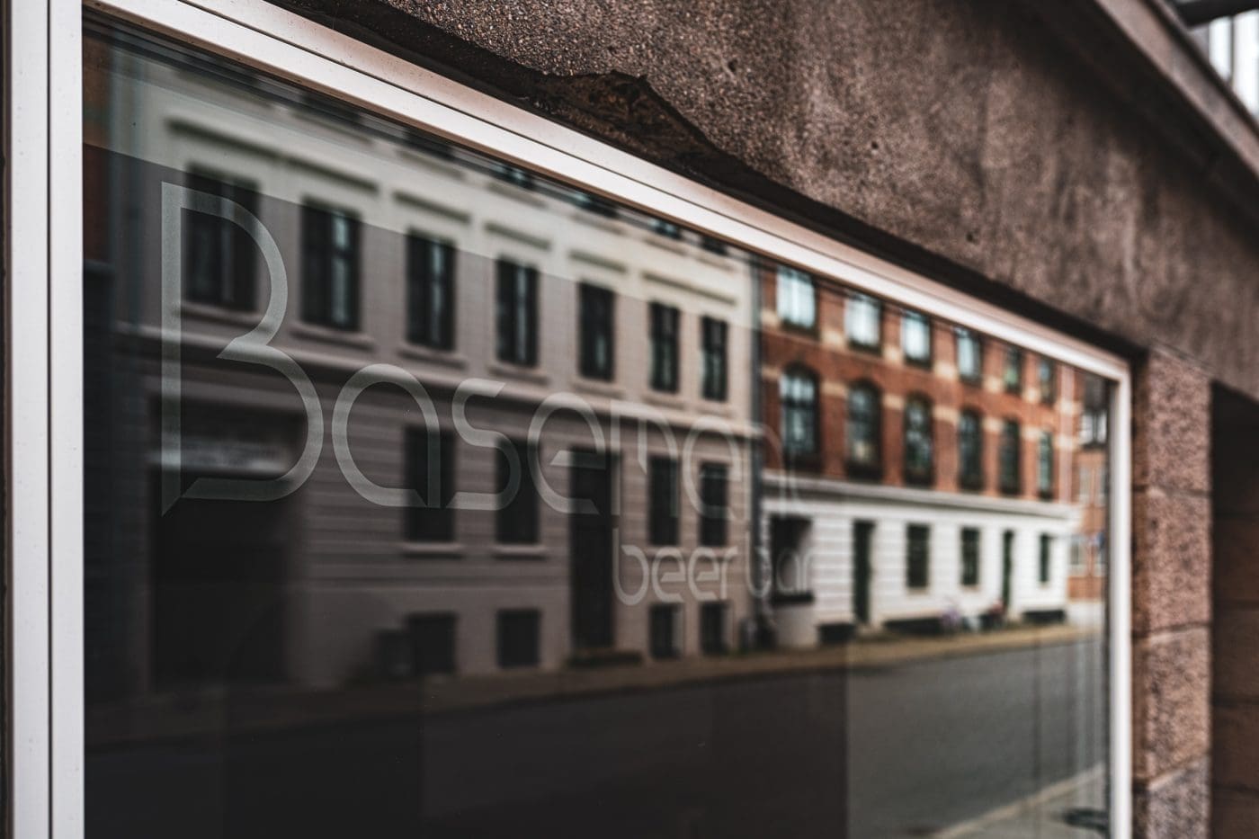 Ein Wochenende in Aalborg | Tour-Guide 33 Aalborg visitdenmark tag4 60 | Dieses Jahr war, was das Reisen angeht, ganz klar von einem Land geprägt - Dänemark! Gleich zweimal hat es uns dieses Jahr in den Norden verschlagen. Nachdem wir die Nordsee im schönen Hvide Sande in vollen Zügen genießen konnten, ging es dieses Mal mehr ins Landesinnere. Die dänische Großstadt Aalborg in Nordjütland galt es zu erkunden. Und wie ihr wisst, gehen bei uns zwei Aspekte immer Hand in Hand. Reisen und Kulinarik. Beide sind für uns eng verbunden, daher ist es selbstverständlich, dass wir euch mit einem Foodguide zu Aalborg versorgen. Was kann man an einem Wochenende in Aalborg erleben? Was sollte man gesehen haben? Und am Wichtigsten, wo solltet ihr gegessen haben?