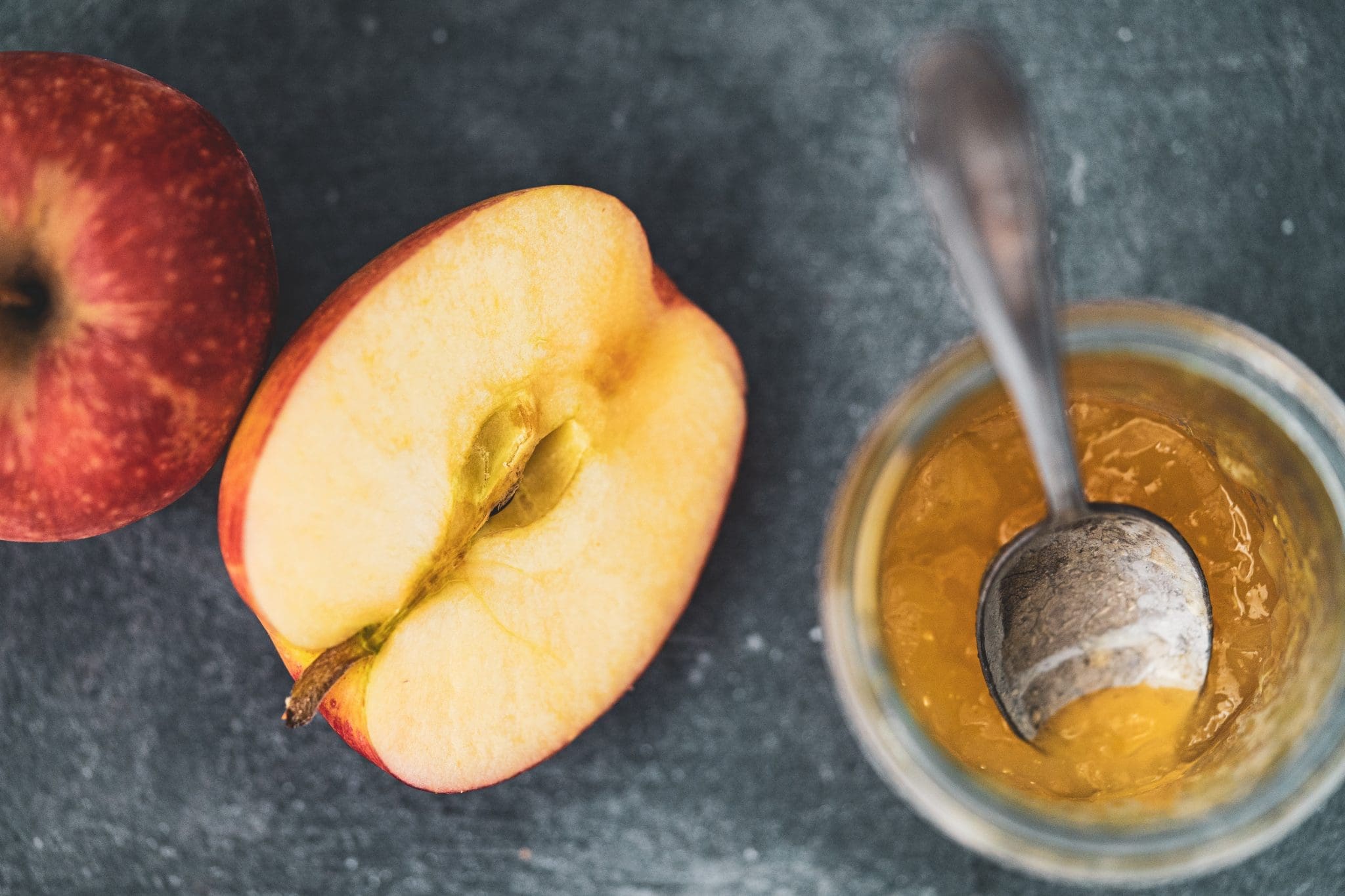 Apfel-Cidre_Gelee_V&B-20 Apfelgelee mit Cidre / aufgeschnittener Apfel