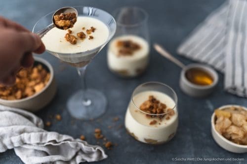 Chefkoch Ziegen Panna Cotta mit Kompott und Crumble 2 | Heute haben wir ein richtig geniales Dessert für euch, auf das wir ohne ein paar Bloggerkollegen wohl nie gekommen wären! Desserts stehen bei uns eigentlich immer sehr sehr weit oben. Wenn ich dann die Wahl hab, kann Torsten sich meistens denken, was ich nehme. Sobald auch nur irgendeine Form von Panne Cotta zu finden ist, dann ist sie ganz bald vor meiner Nase. Für unsere heutige Panna Cotta haben wir aber einmal etwas ganz Neues ausprobiert. "Al caprino" heißt „mit Ziegenkäse“ und ihr könnt euch den Rest wohl denken! Panna Cotta al caprino ist unser Gericht für die CHEFKOCH 10 Zutaten Challenge - was das genau ist, das erfahrt ihr jetzt.