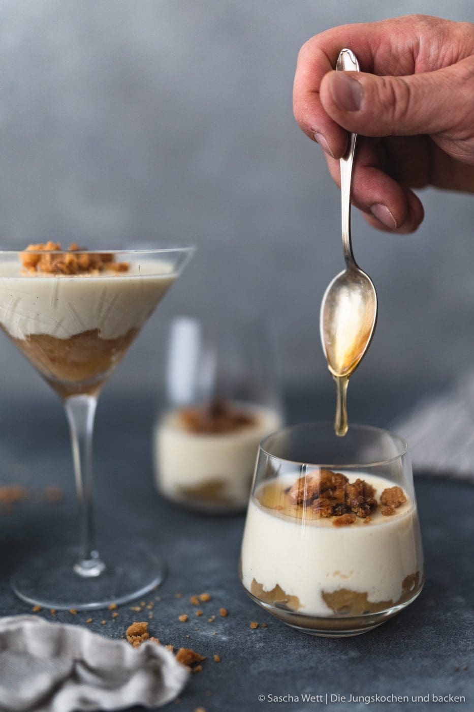 Chefkoch Ziegen Panna Cotta mit Kompott und Crumble 3 | Heute haben wir ein richtig geniales Dessert für euch, auf das wir ohne ein paar Bloggerkollegen wohl nie gekommen wären! Desserts stehen bei uns eigentlich immer sehr sehr weit oben. Wenn ich dann die Wahl hab, kann Torsten sich meistens denken, was ich nehme. Sobald auch nur irgendeine Form von Panne Cotta zu finden ist, dann ist sie ganz bald vor meiner Nase. Für unsere heutige Panna Cotta haben wir aber einmal etwas ganz Neues ausprobiert. "Al caprino" heißt „mit Ziegenkäse“ und ihr könnt euch den Rest wohl denken! Panna Cotta al caprino ist unser Gericht für die CHEFKOCH 10 Zutaten Challenge - was das genau ist, das erfahrt ihr jetzt.