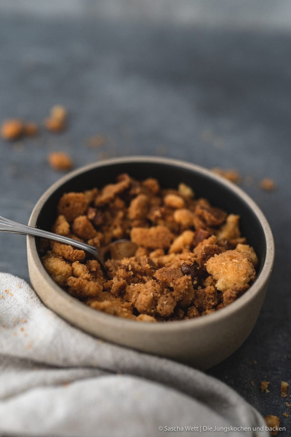 Chefkoch Ziegen Panna Cotta mit Kompott und Crumble 7 | Heute haben wir ein richtig geniales Dessert für euch, auf das wir ohne ein paar Bloggerkollegen wohl nie gekommen wären! Desserts stehen bei uns eigentlich immer sehr sehr weit oben. Wenn ich dann die Wahl hab, kann Torsten sich meistens denken, was ich nehme. Sobald auch nur irgendeine Form von Panne Cotta zu finden ist, dann ist sie ganz bald vor meiner Nase. Für unsere heutige Panna Cotta haben wir aber einmal etwas ganz Neues ausprobiert. "Al caprino" heißt „mit Ziegenkäse“ und ihr könnt euch den Rest wohl denken! Panna Cotta al caprino ist unser Gericht für die CHEFKOCH 10 Zutaten Challenge - was das genau ist, das erfahrt ihr jetzt.