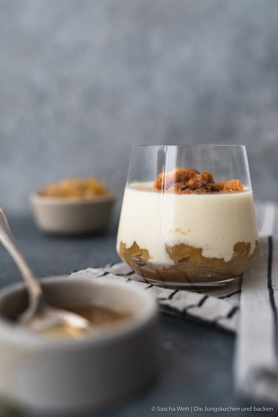 Chefkoch Ziegen Panna Cotta mit Kompott und Crumble 9 | Heute haben wir ein richtig geniales Dessert für euch, auf das wir ohne ein paar Bloggerkollegen wohl nie gekommen wären! Desserts stehen bei uns eigentlich immer sehr sehr weit oben. Wenn ich dann die Wahl hab, kann Torsten sich meistens denken, was ich nehme. Sobald auch nur irgendeine Form von Panne Cotta zu finden ist, dann ist sie ganz bald vor meiner Nase. Für unsere heutige Panna Cotta haben wir aber einmal etwas ganz Neues ausprobiert. "Al caprino" heißt „mit Ziegenkäse“ und ihr könnt euch den Rest wohl denken! Panna Cotta al caprino ist unser Gericht für die CHEFKOCH 10 Zutaten Challenge - was das genau ist, das erfahrt ihr jetzt.